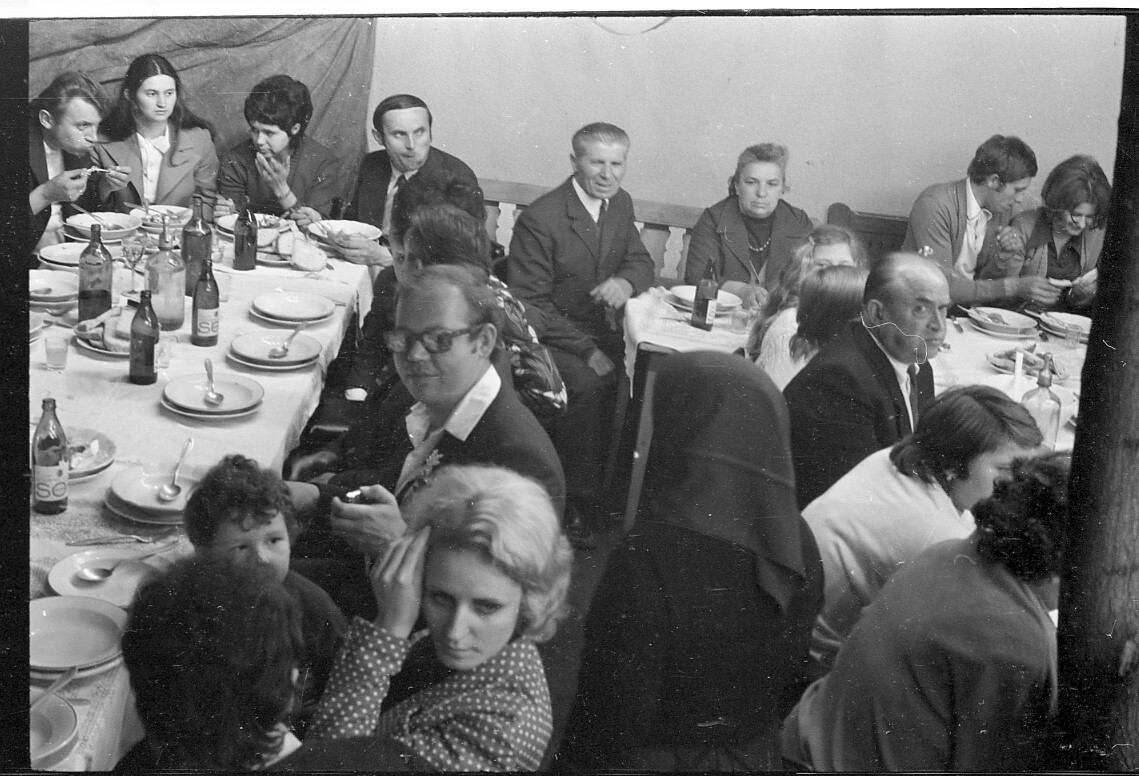 A vendégek az asztal körül (MTA BTK NTI CC BY-NC-SA)