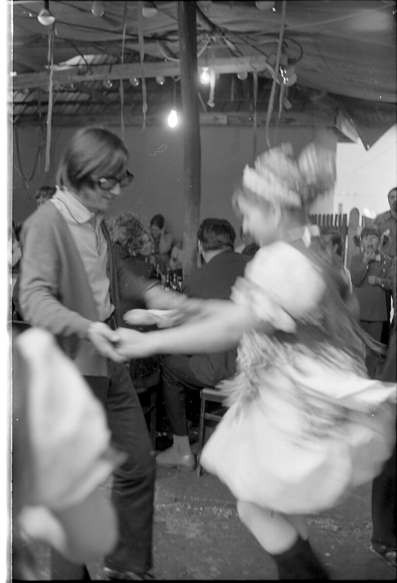 Táncoló vendégek (MTA BTK NTI CC BY-NC-SA)