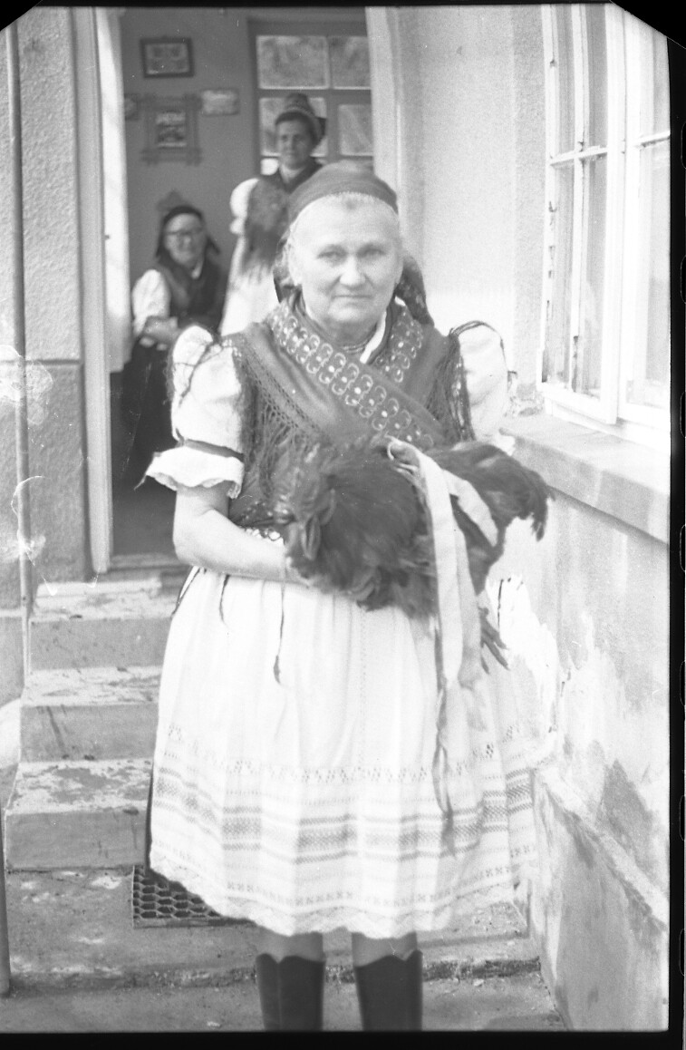 Idős asszony ünnepi viseletben (MTA BTK NTI CC BY-NC-SA)