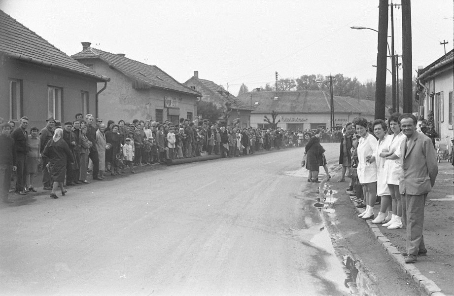 A falu népe várja a lakodalmi menetet (MTA BTK NTI CC BY-NC-SA)