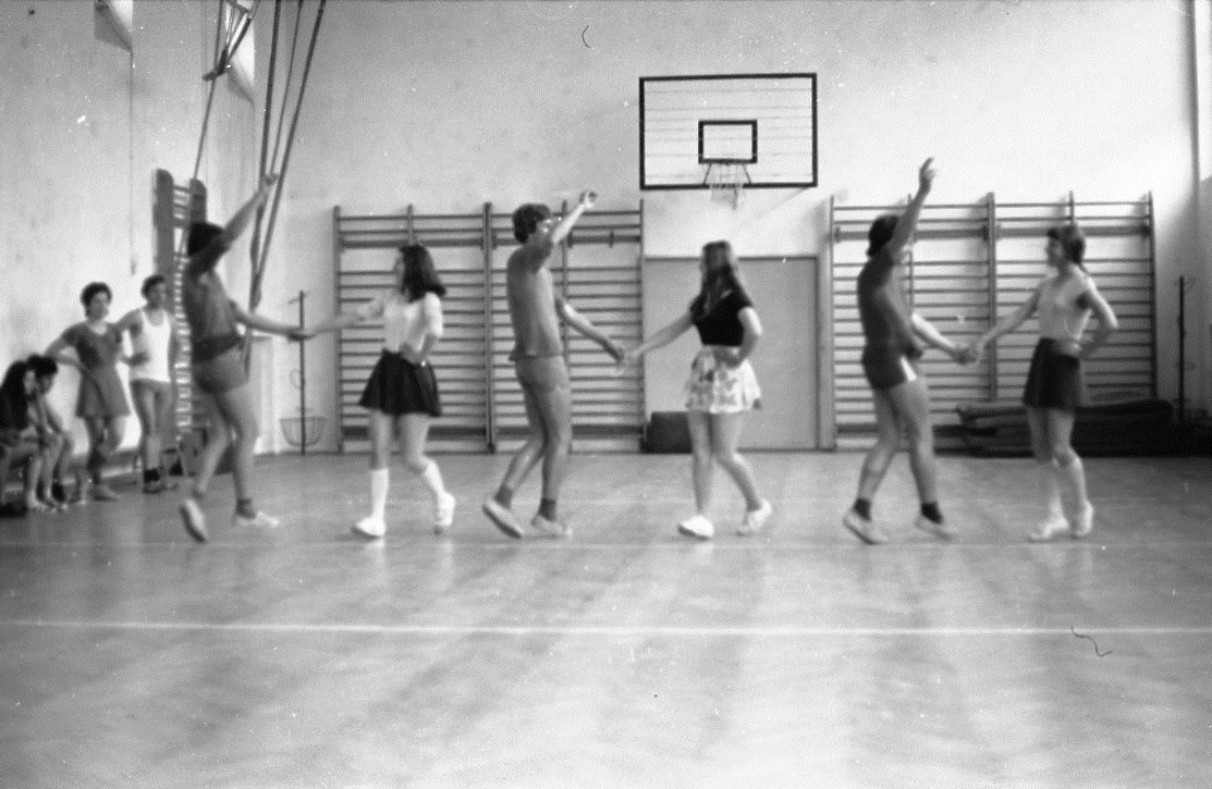 Helyi tánccsoport próbál (MTA BTK NTI CC BY-NC-SA)