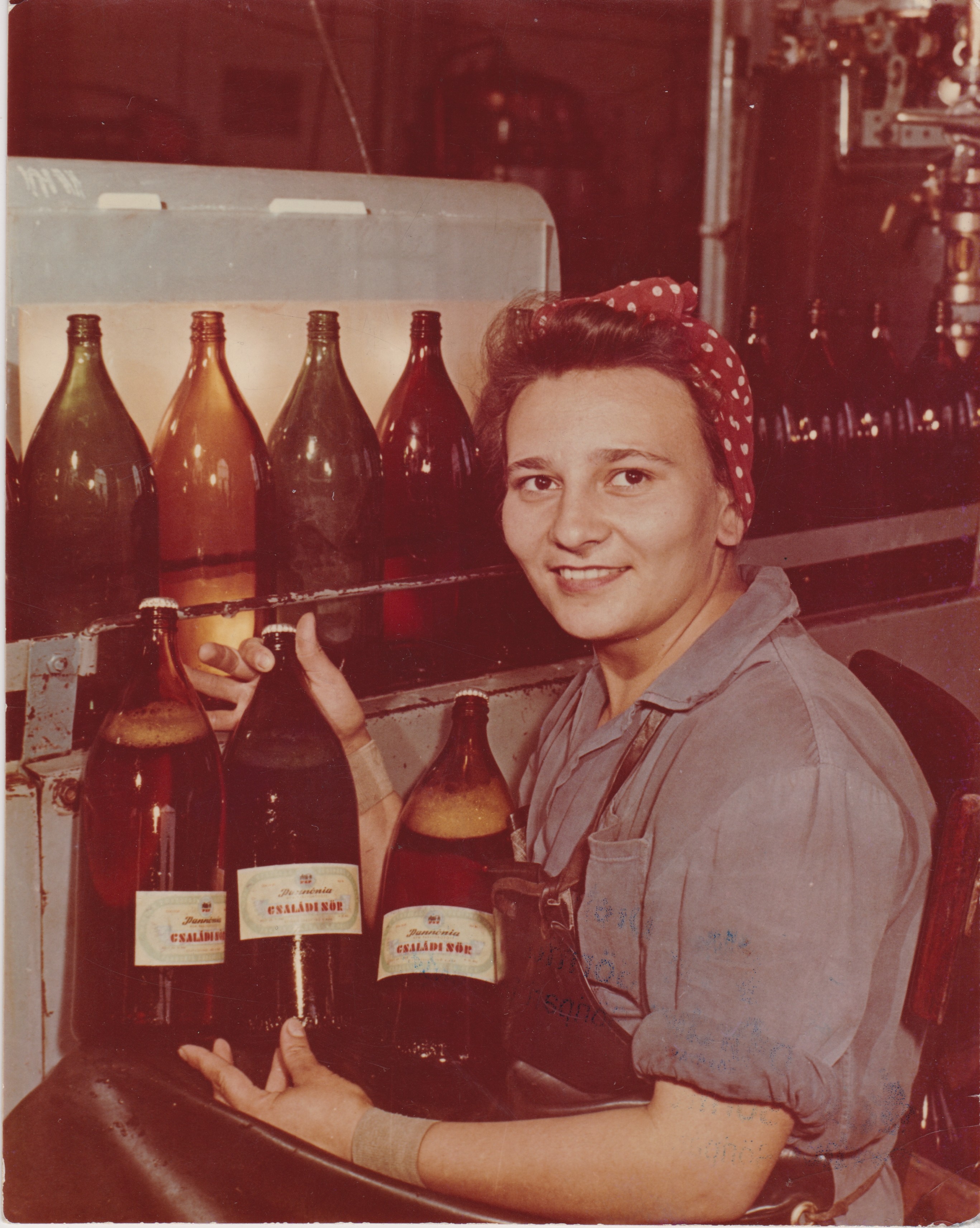 Pécsi Sörgyár - Családi sör palackozása (Dreher Sörgyárak - Dreher Sörmúzeum CC BY-NC-SA)