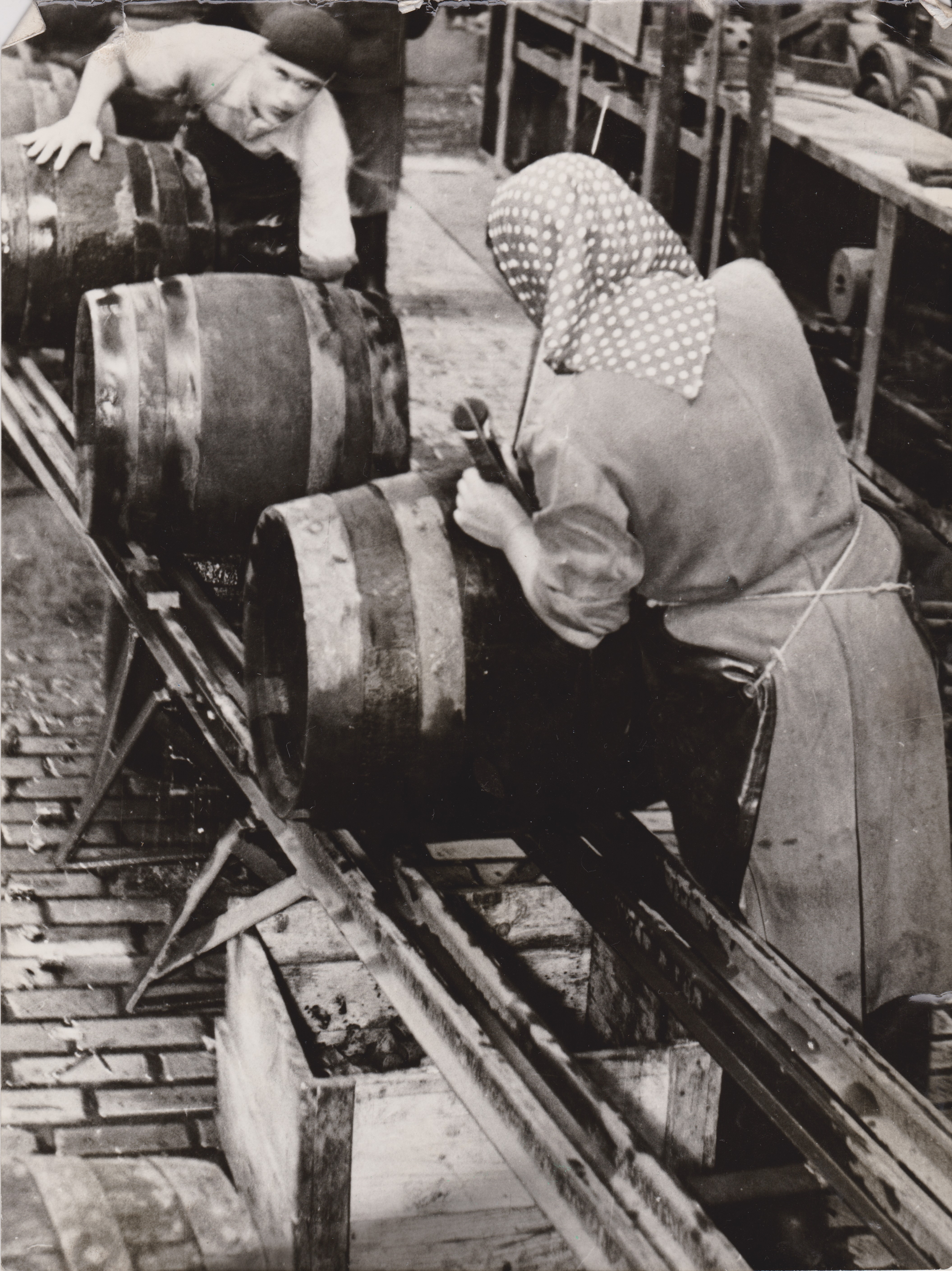 Soproni Sörgyár - sörös hordó javítás, dugózás (Dreher Sörgyárak - Dreher Sörmúzeum CC BY-NC-SA)