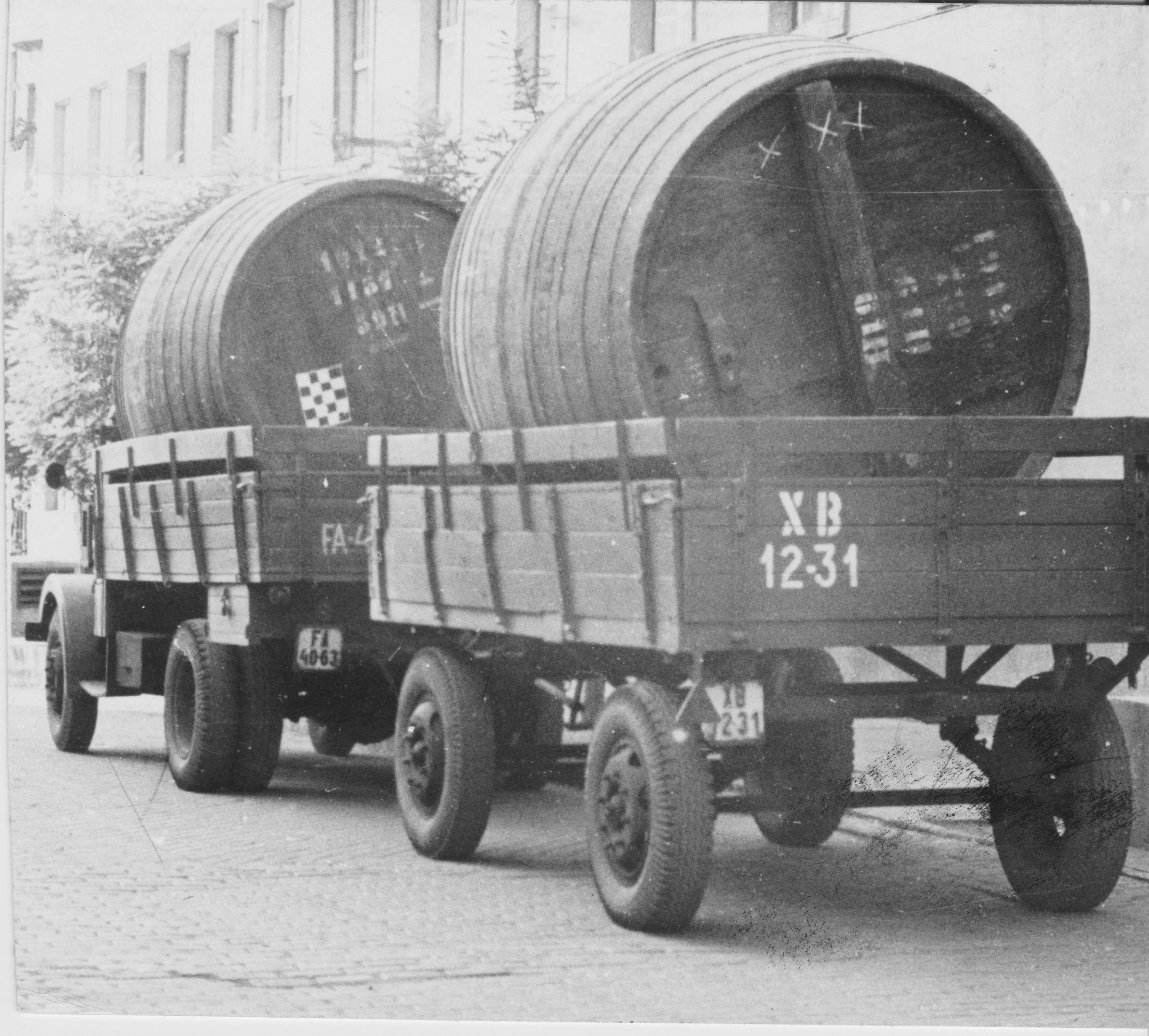 Fa ászokhordók tehergépjárművön és pótkocsiján (Dreher Sörgyárak - Dreher Sörmúzeum Söripari Emléktár CC BY-NC-SA)