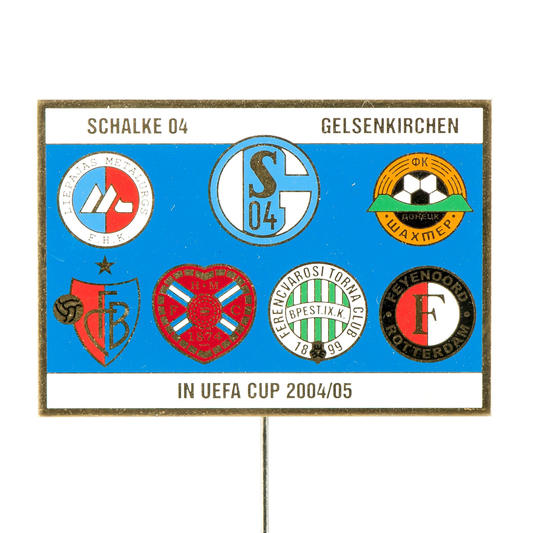 „A Schalke 04 Gelsenkirchen a 2004–2005-ös UEFA-kupában” kitűző (Fradi Múzeum CC BY-NC-SA)