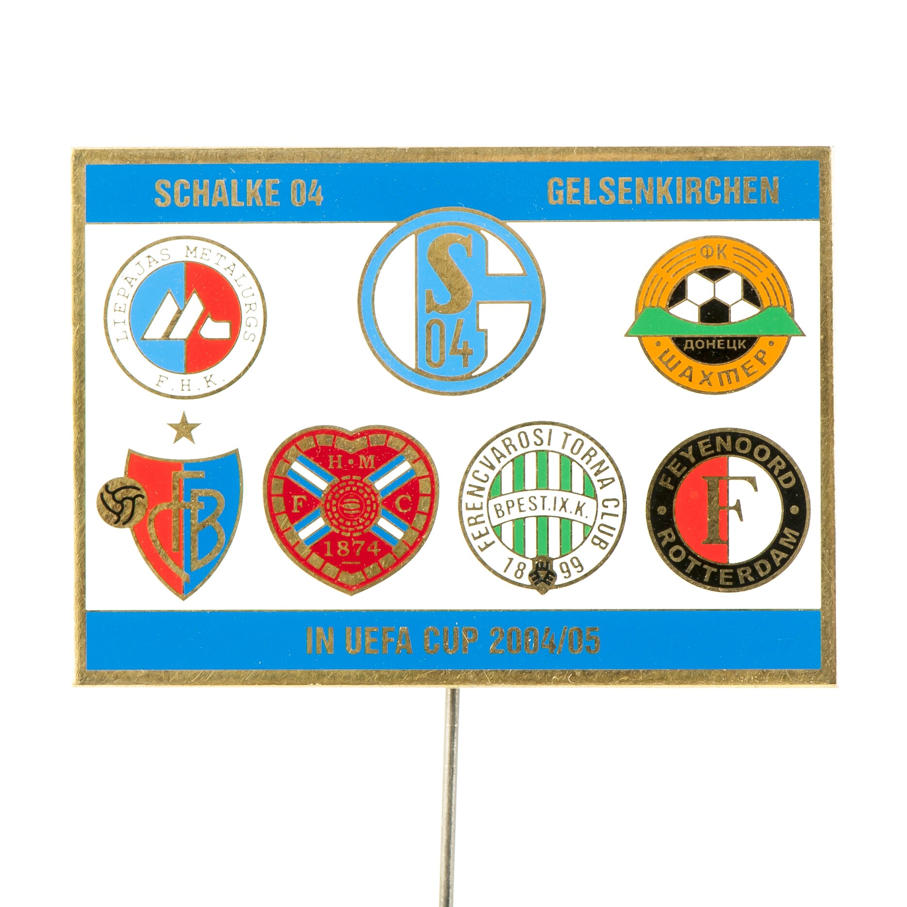 „A Schalke 04 Gelsenkirchen a 2004–2005-ös UEFA-kupában” kitűző (Fradi Múzeum CC BY-NC-SA)