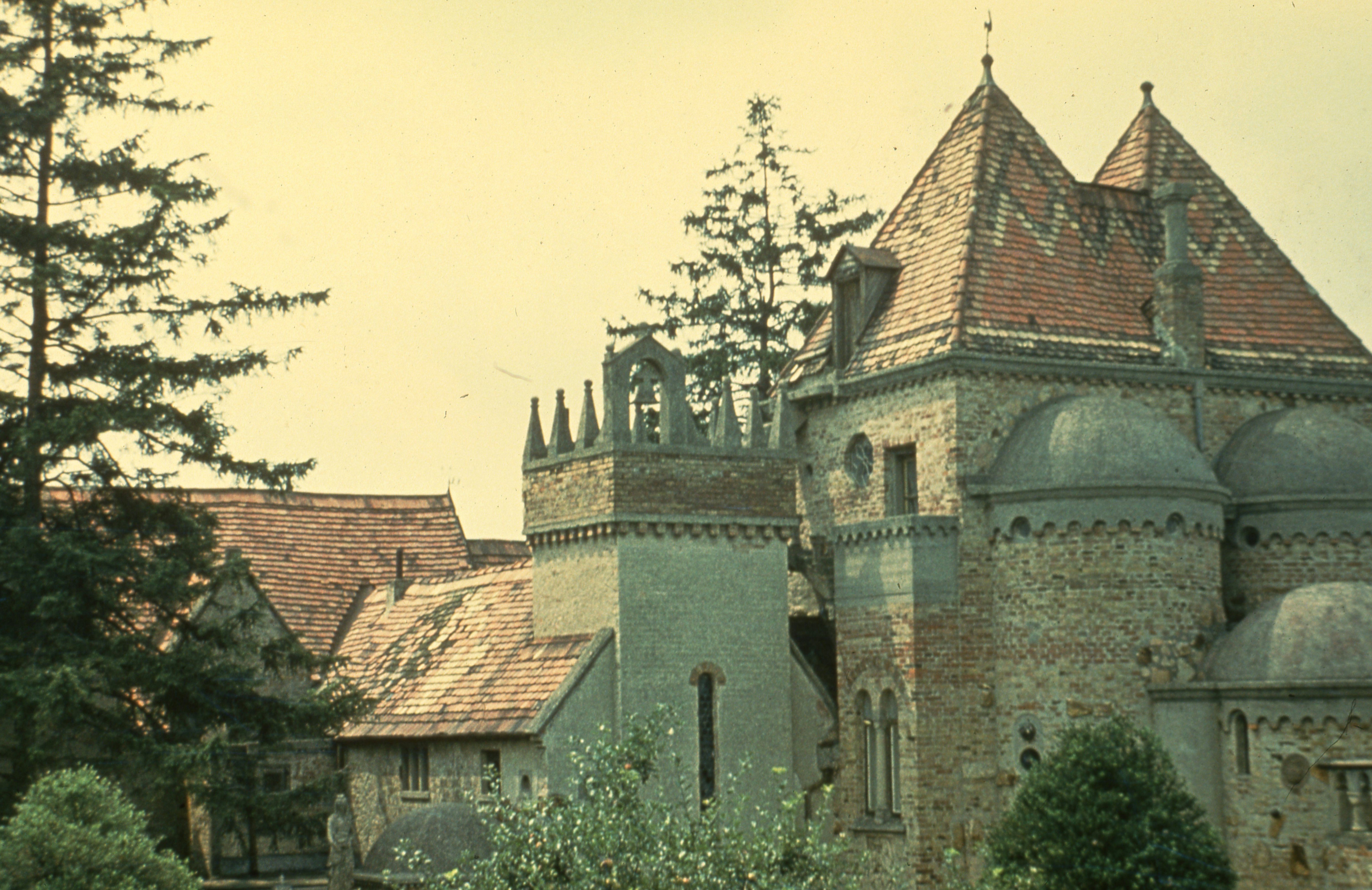 Színes fotó a székesfehérvári Bory-várról (MTA Pszichiátriai Művészeti Gyűjtemény CC BY-NC-SA)