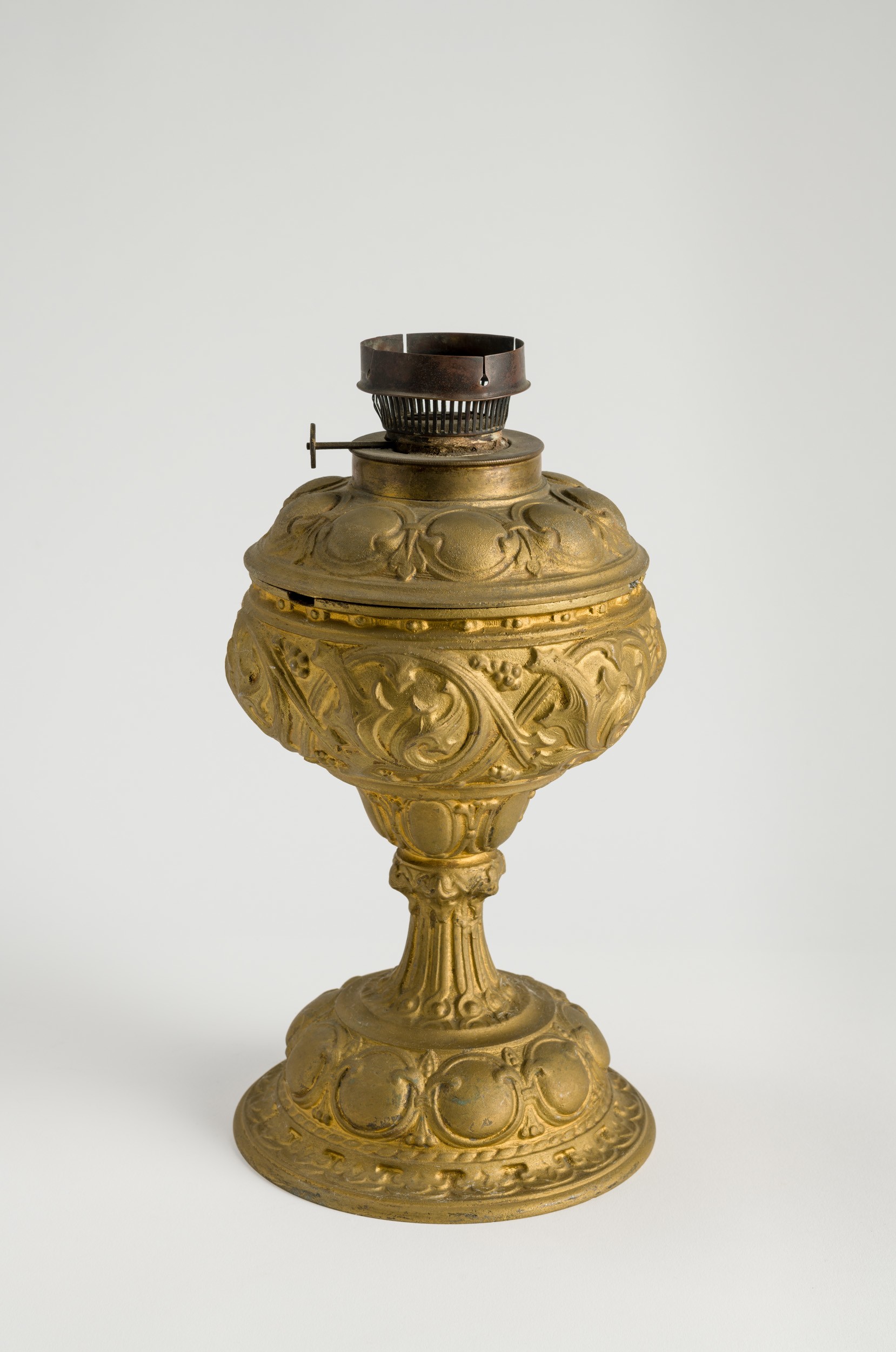 Asztali petróleum-lámpa (Hegyvidéki Helytörténeti Gyűjtemény CC BY-NC-SA)