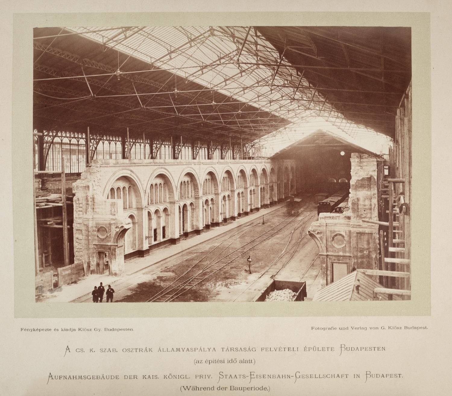 A Nyugati pályaudvar építése. Eredeti fénykép pozitív. (Budapesti Történeti Múzeum CC BY-NC-SA)