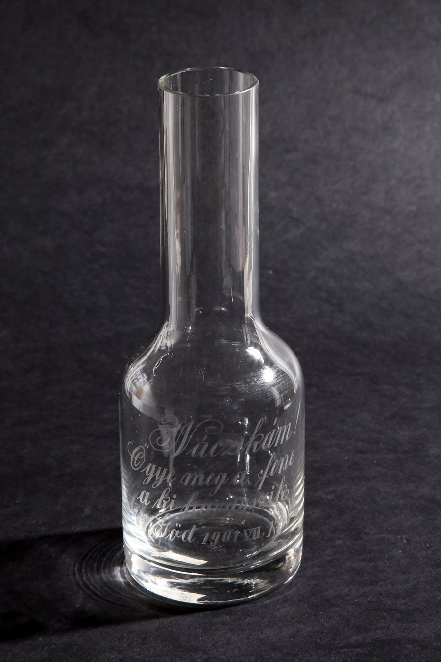 Üveg pint vésett felirattal (Budapesti Történeti Múzeum CC BY-NC-SA)