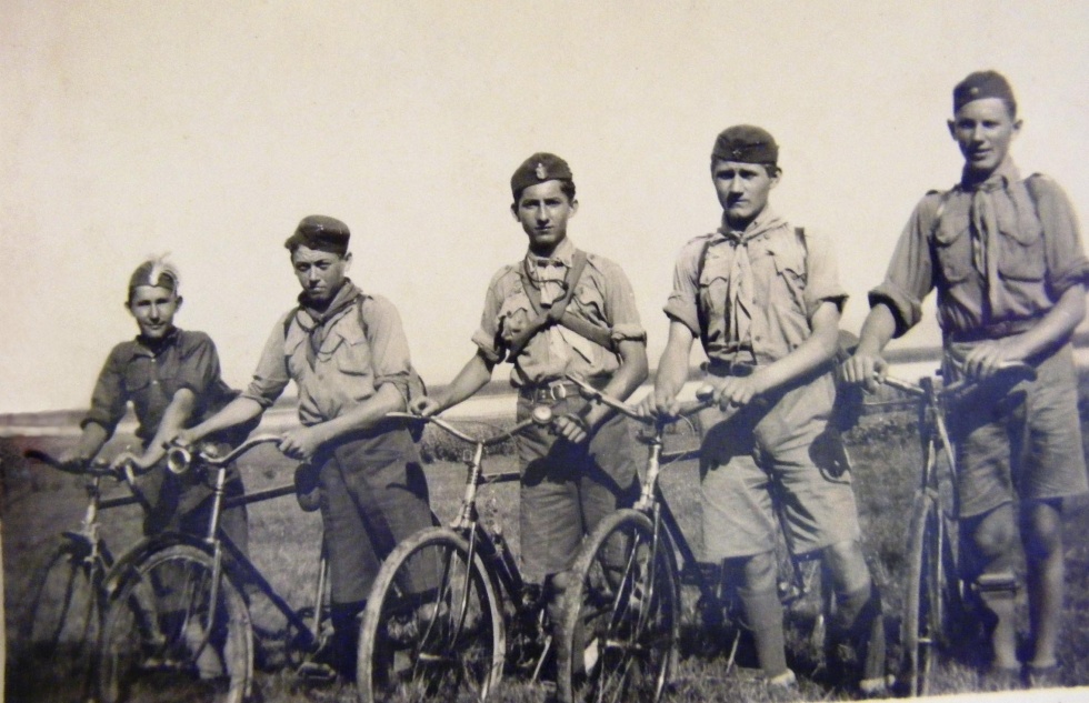 Ifj. Wahr Ern&#337; és budafoki cserkészek kerékpár kirándulása 1935-ben (Tikovits József CC BY-NC-SA)
