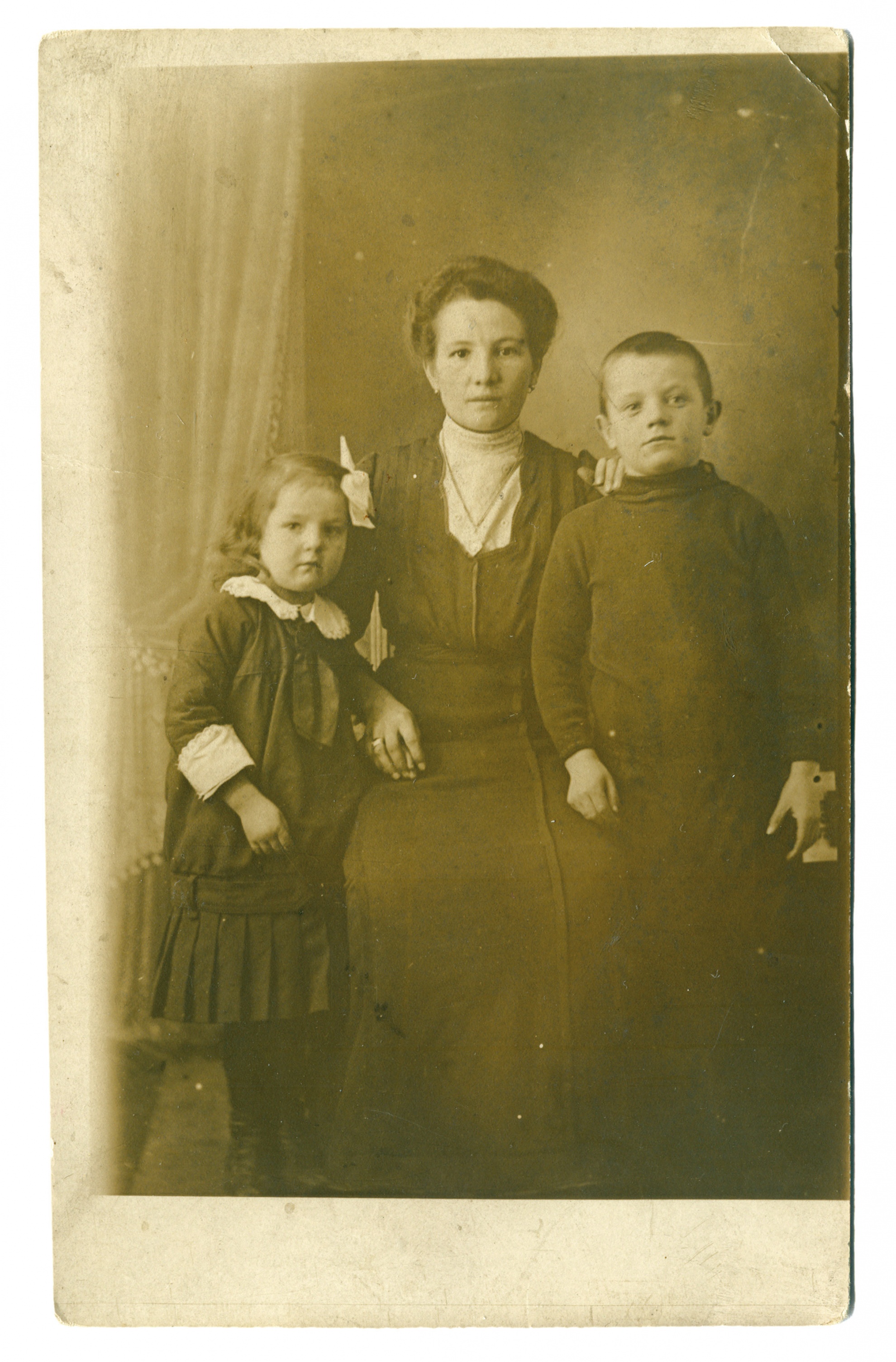 Wahr Györgyné (Pentz Janka 1887-1969) két gyermekével (Vaár György CC BY-NC-SA)