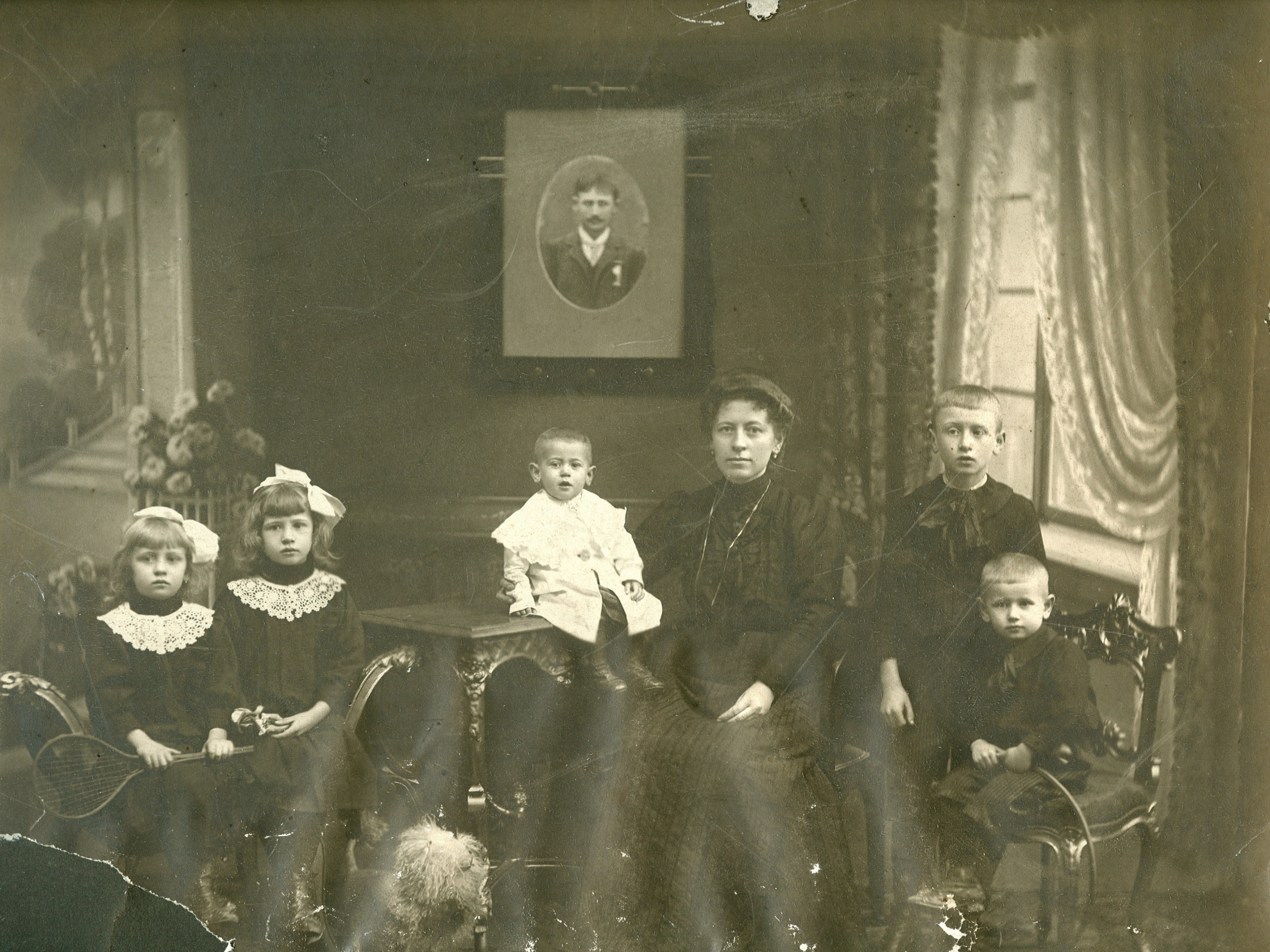 Özv. Bohortsik Józsefné Jankó Erzsébet 1912-ben gyermekeivel. (Haász Anna CC BY-NC-SA)