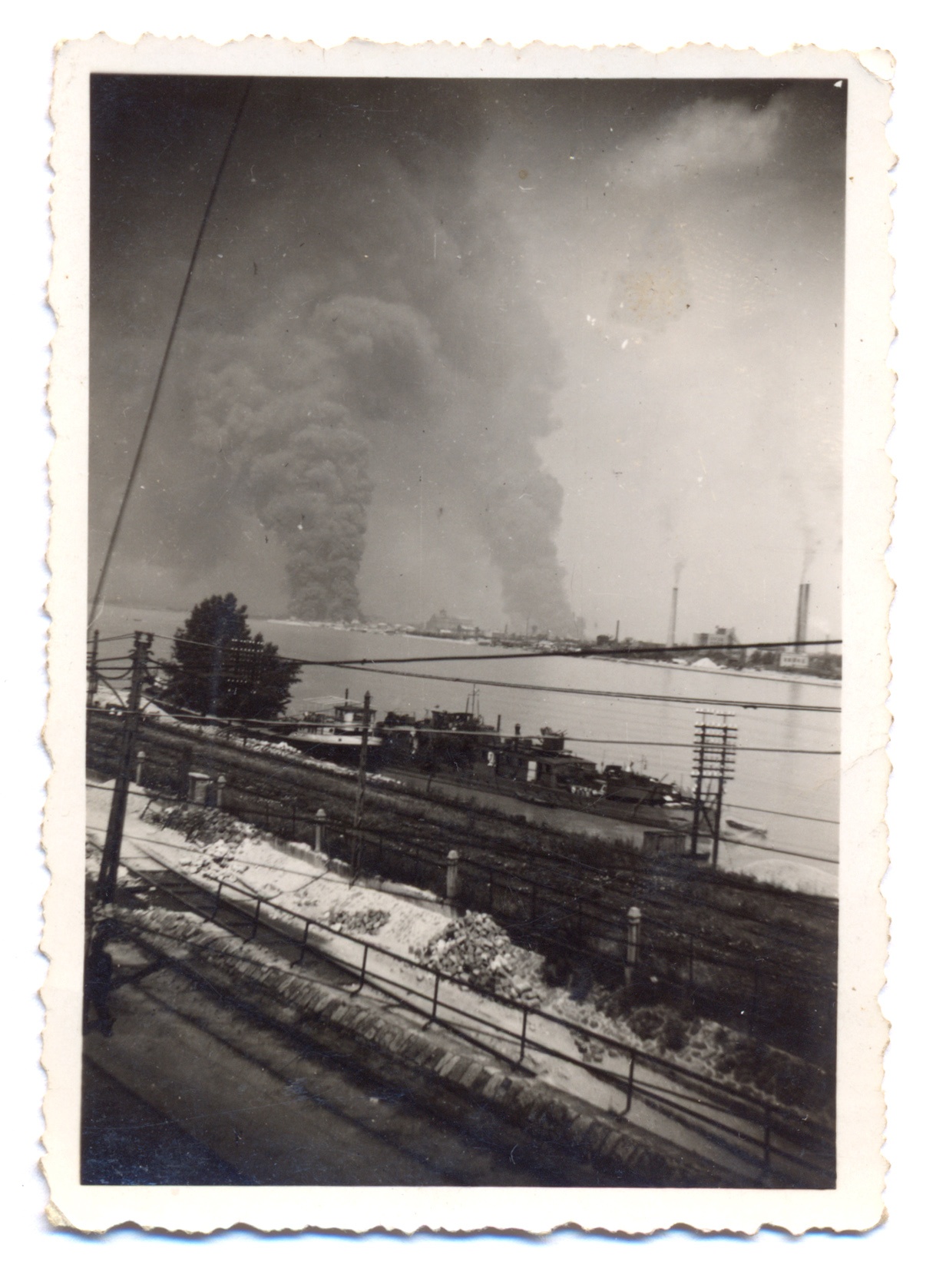 Csepel lángokban (Promontor - Budafoki Polgárok Gyűjteménye CC BY-NC-SA)