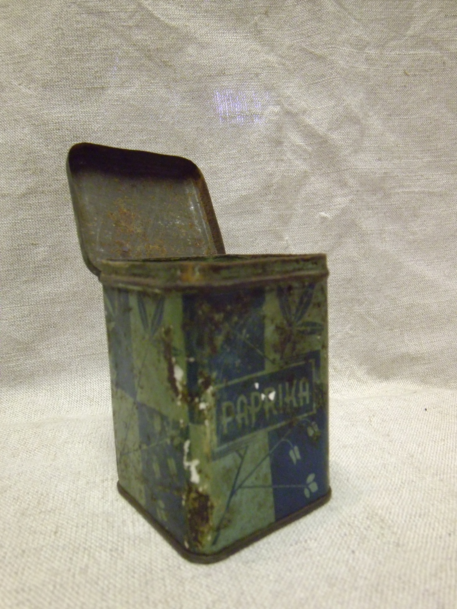 Élelmiszeres doboz, téglatest, Paprikás fűszeres doboz fémből, kívül festett (Tomory Lajos Pedagógiai és Helytörténeti Gyűjtemény CC BY-NC-SA)