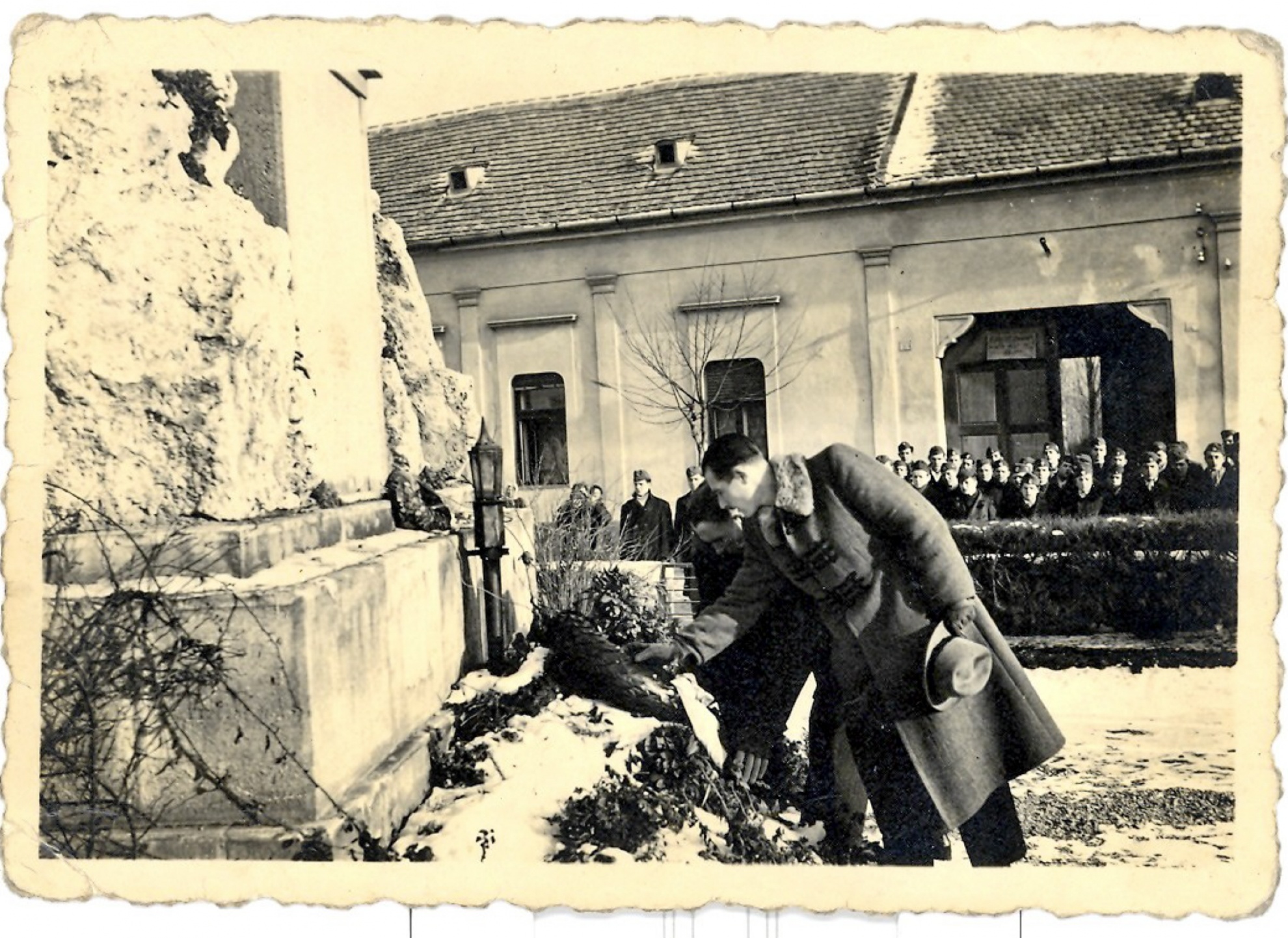 Koszorúzás a Hősi Emlékműnél a '30-as években (Cziffra György Nagytétényi Kulturális Központ - Helytörténeti Gyűjtemény CC BY-NC-SA)