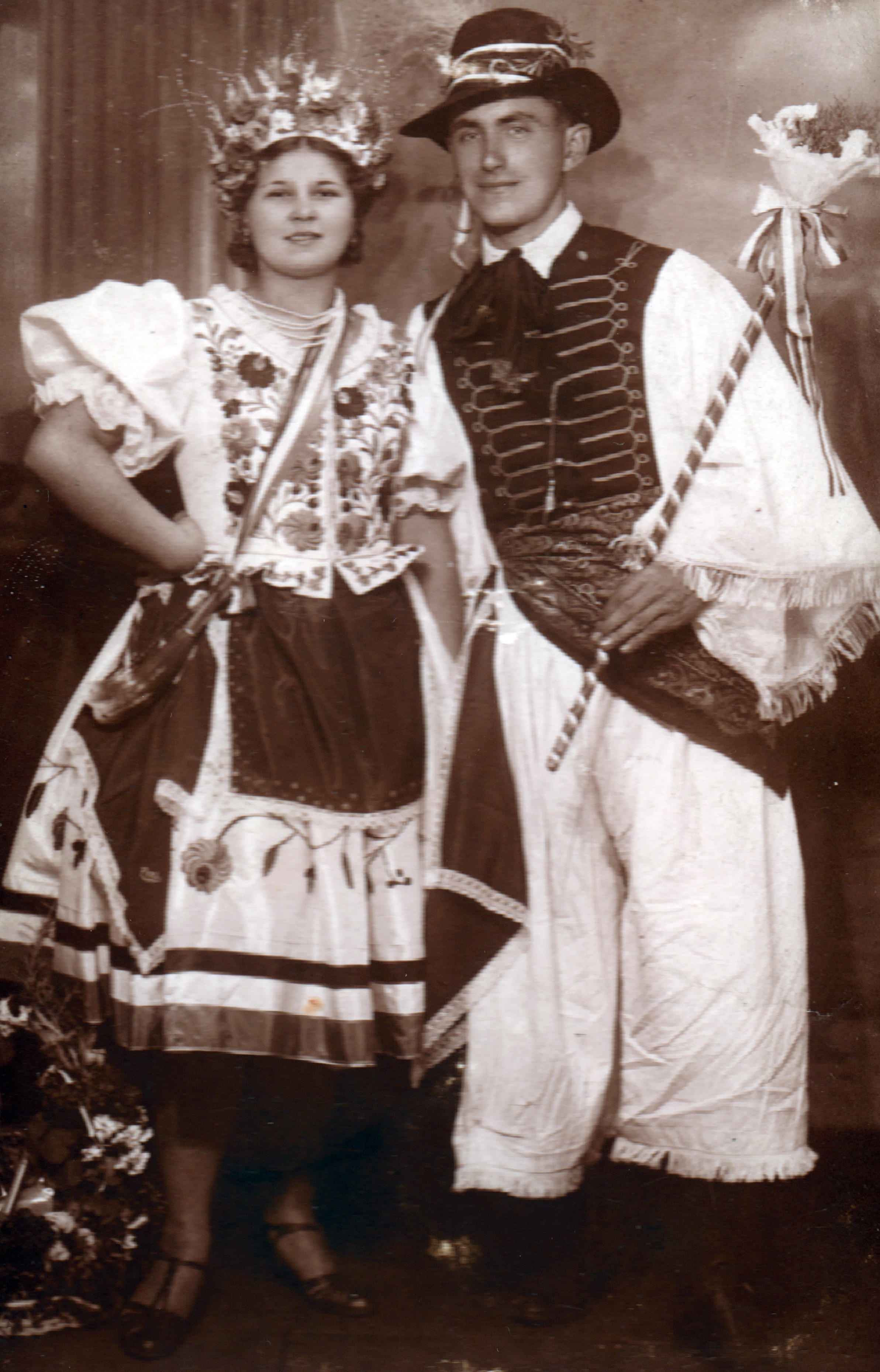 Nagytétényi szüreti mulatság szereplői 1935 (Cziffra György Nagytétényi Kulturális Központ - Helytörténeti Gyűjtemény CC BY-NC-SA)