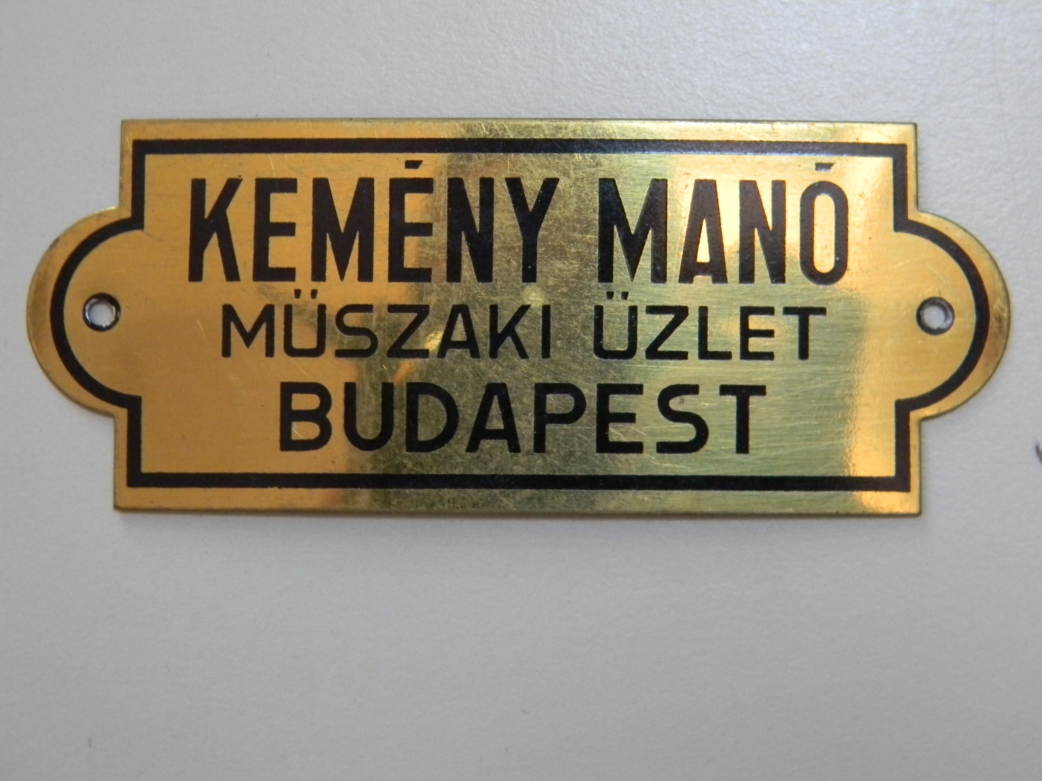 Réz táblácska, névtábla (Magyar Kereskedelmi és Vendéglátóipari Múzeum CC BY-NC-SA)