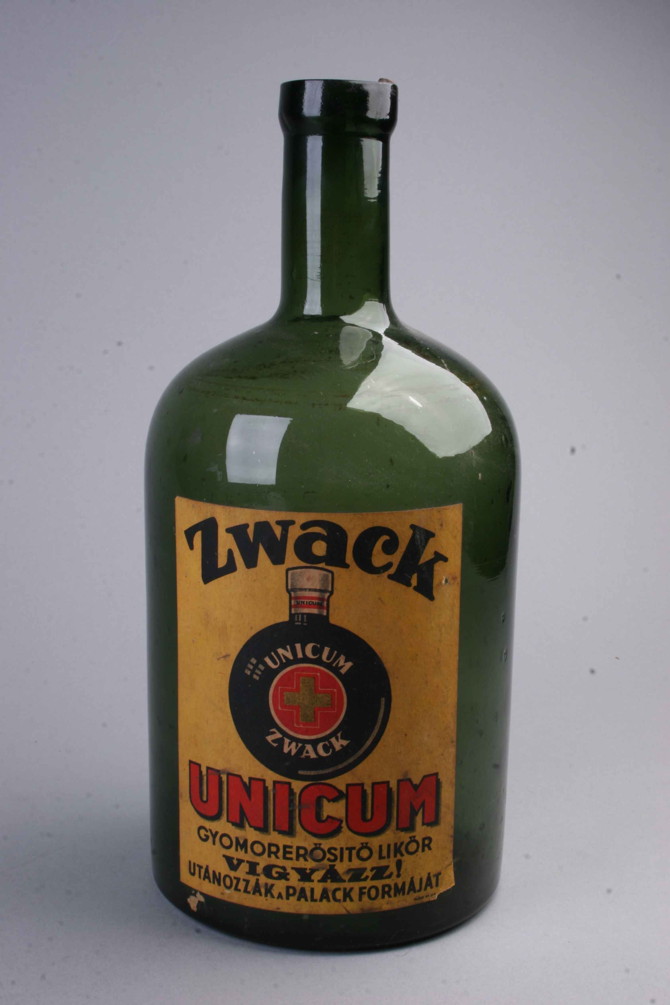 Unikumos üveg (Magyar Kereskedelmi és Vendéglátóipari Múzeum CC BY-NC-SA)