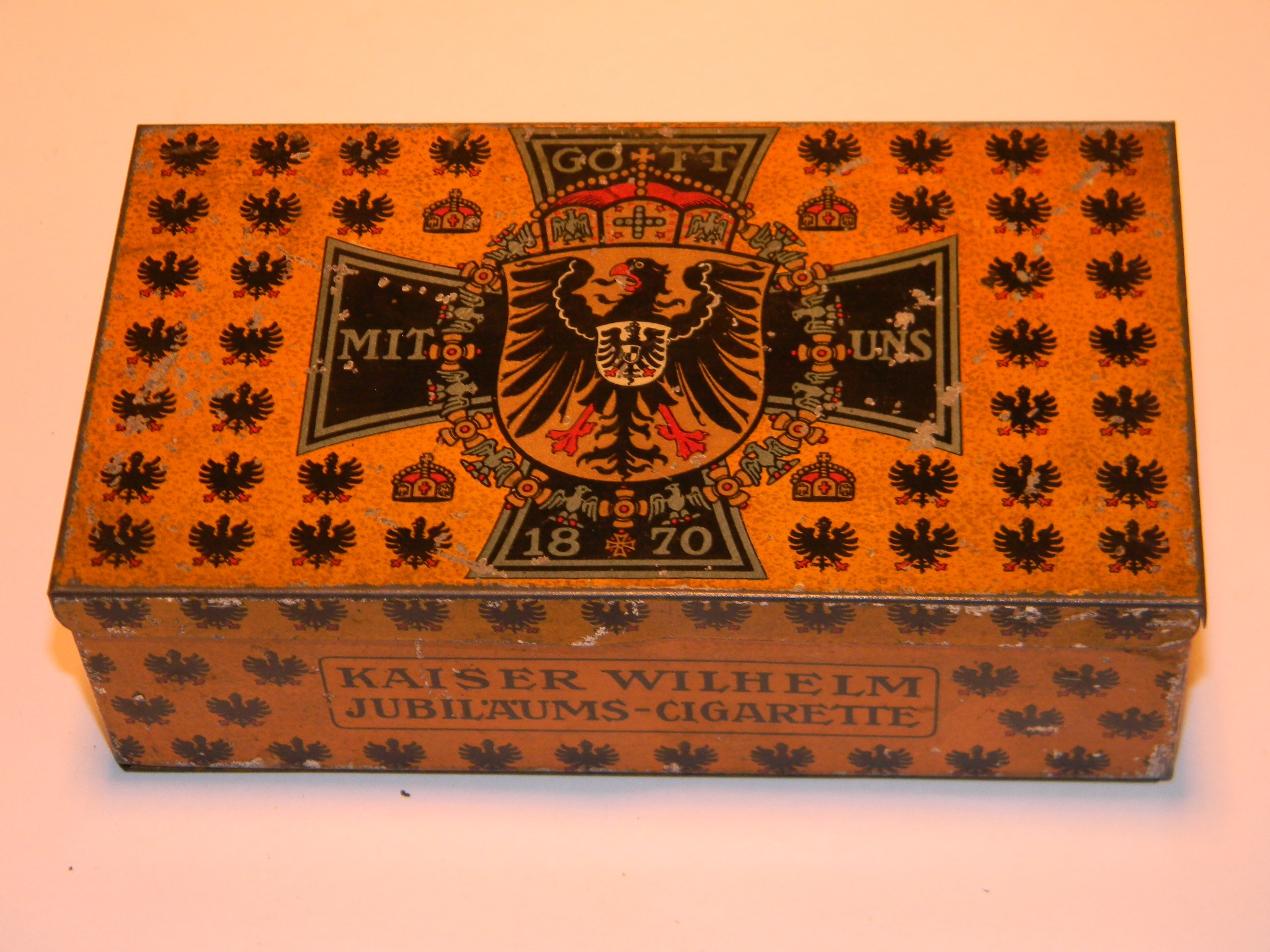 Kaiser Wilhelm (Vilmos császár) Jubileums cigarettásdoboz (Magyar Kereskedelmi és Vendéglátóipari Múzeum CC BY-NC-SA)