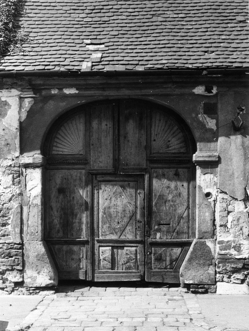 Romos lakóház utcafronti kapuzatáról készített felvétel (Óbudai Múzeum CC BY-NC-SA)