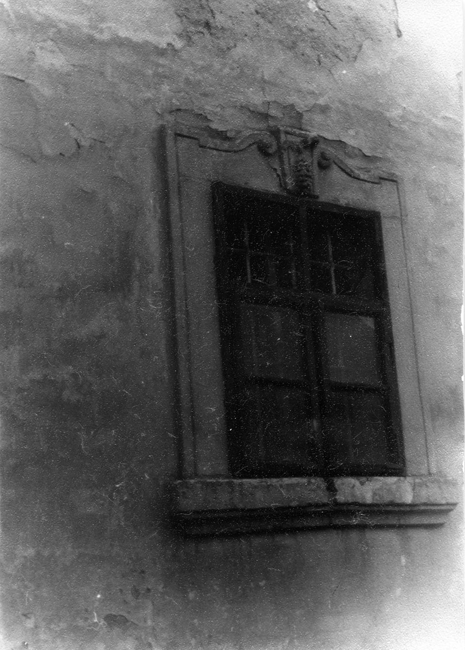 Szőlőmotívummal díszített ablakról készített felvétel (Óbudai Múzeum CC BY-NC-SA)