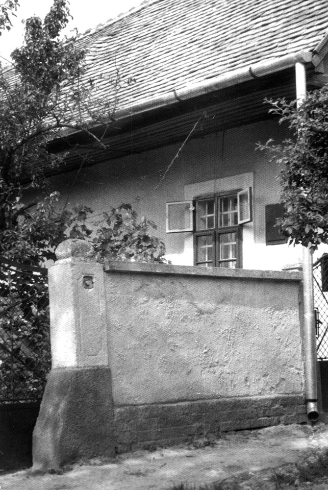 Békásmegyeri földszintes lakóházról készített felvétel. (Óbudai Múzeum CC BY-NC-SA)