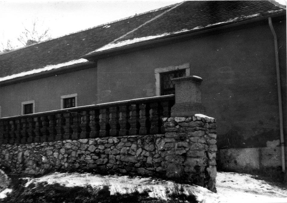 Épülethomlokzat kő kerítéssel (Óbudai Múzeum CC BY-NC-SA)