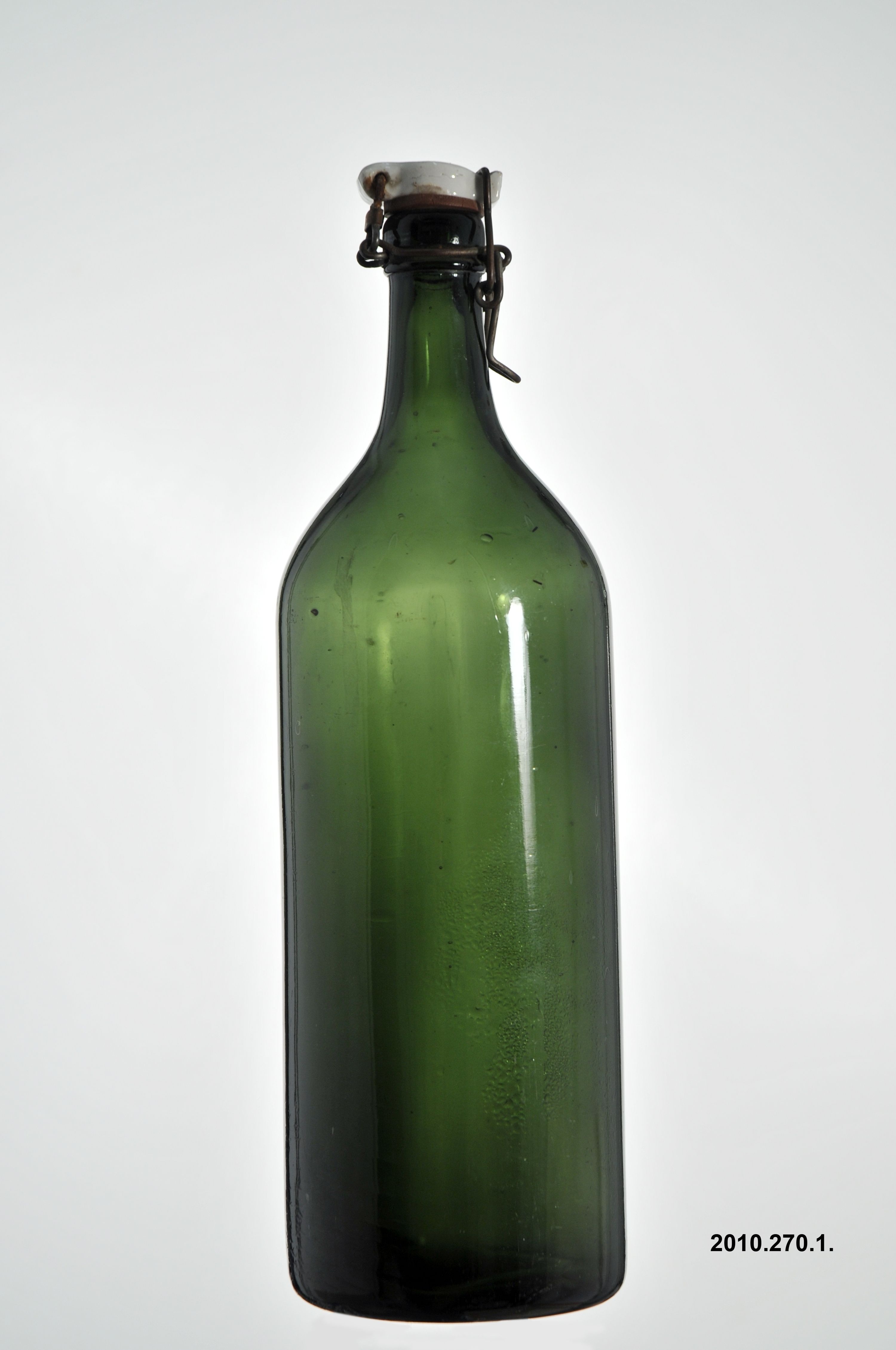 Csatos üveg, sötétzöld (Óbudai Múzeum CC BY-NC-SA)