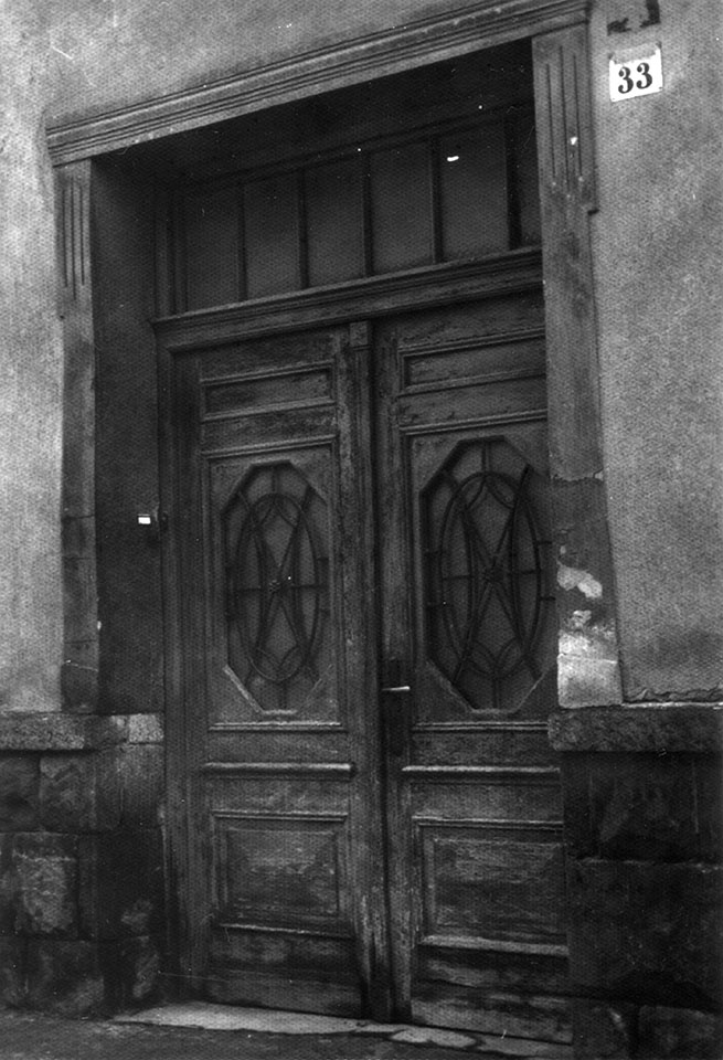 Lakóépület fa bejárati kapuzatáról készített felvétel (Óbudai Múzeum CC BY-NC-SA)