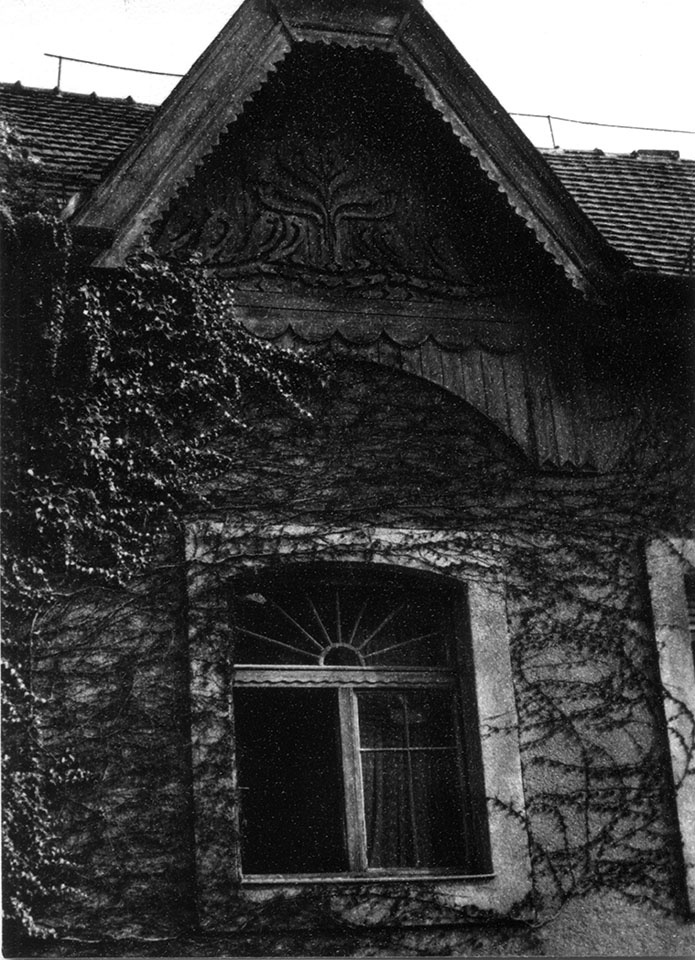 Díszes épülethomlokzatról készített felvétel (Óbudai Múzeum CC BY-NC-SA)