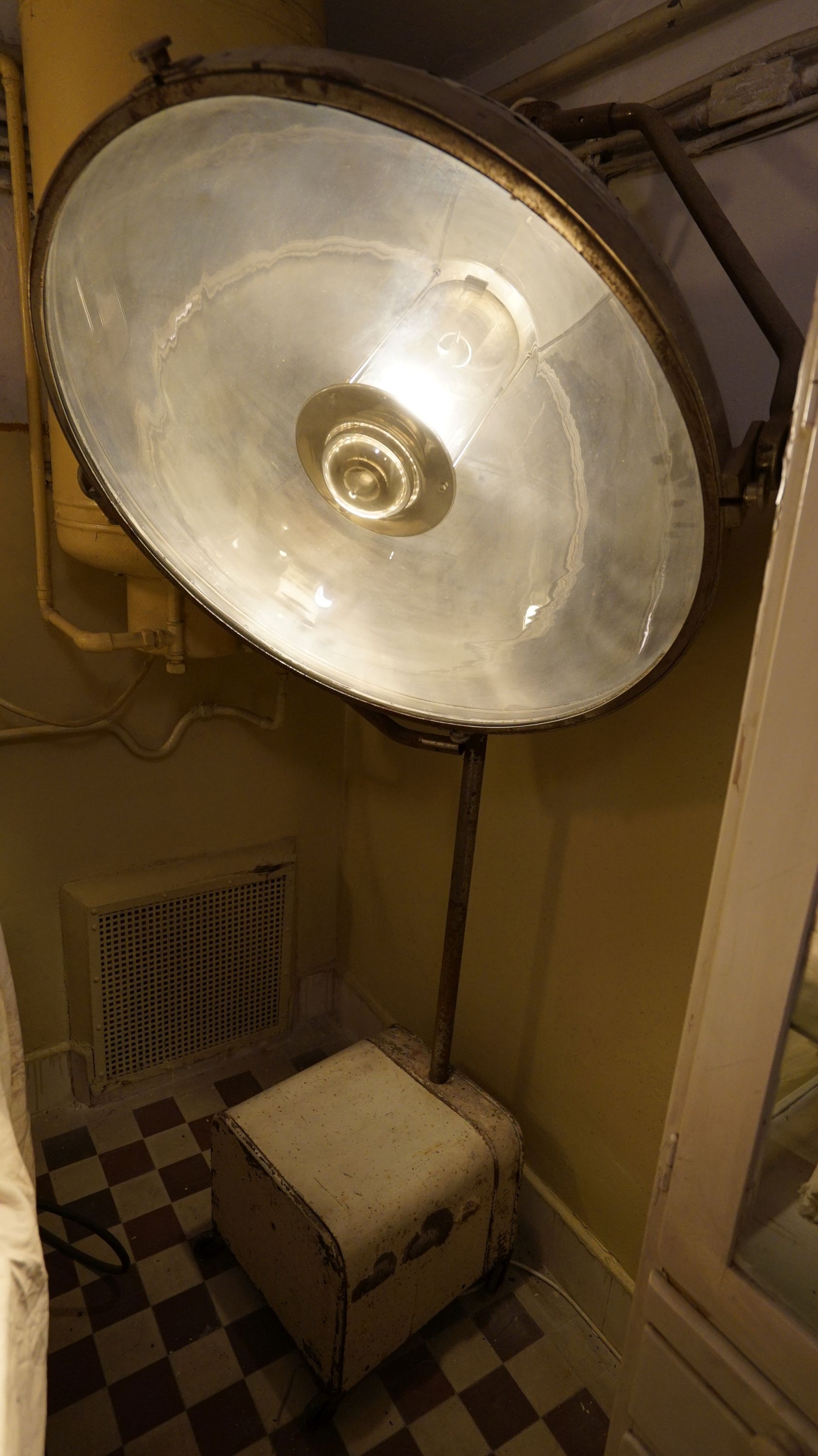 Műtőlámpa (Sziklakórház Atombunker Múzeum CC BY-NC-SA)