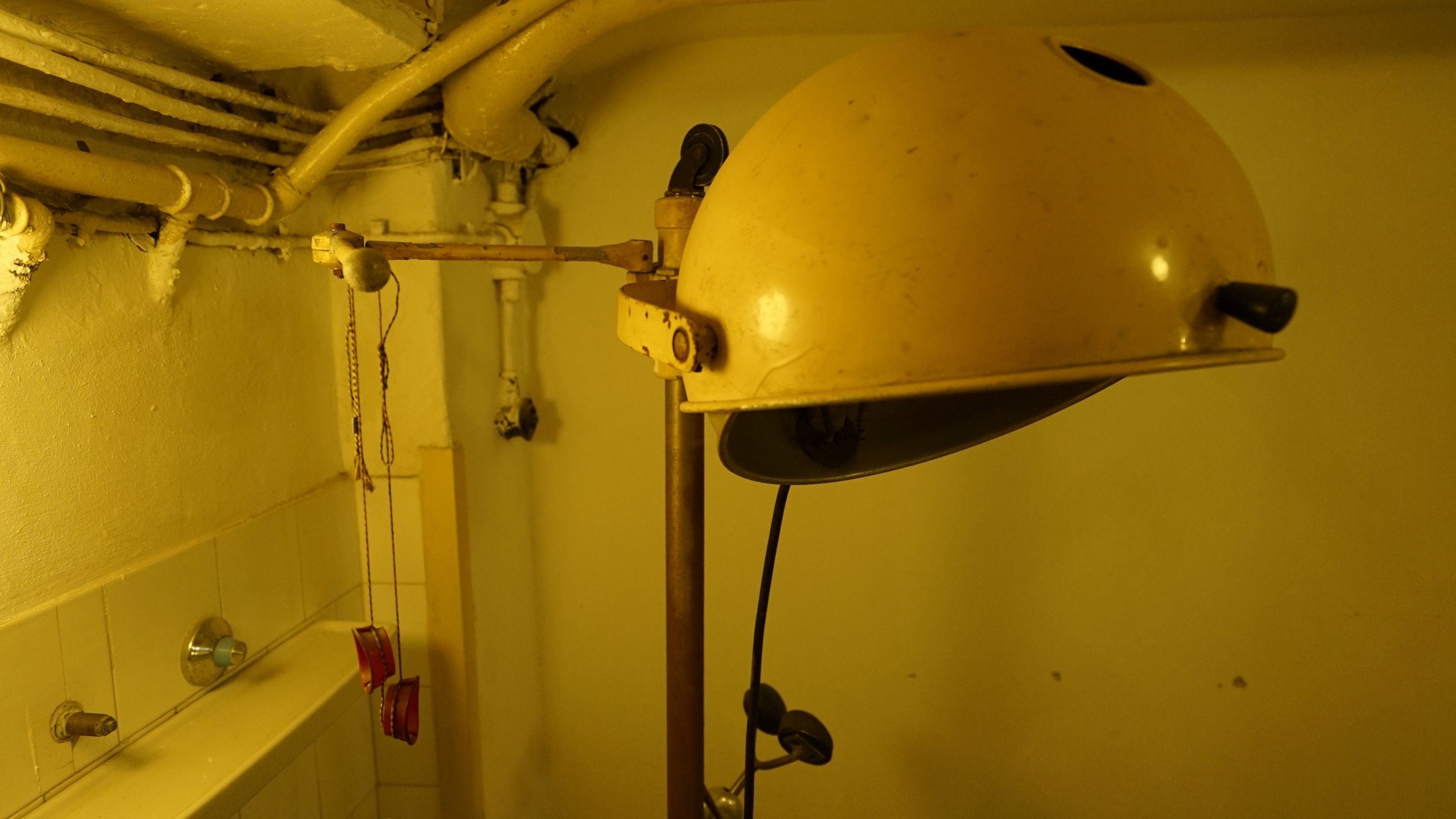 Kvarclámpa (Sziklakórház Atombunker Múzeum CC BY-NC-SA)