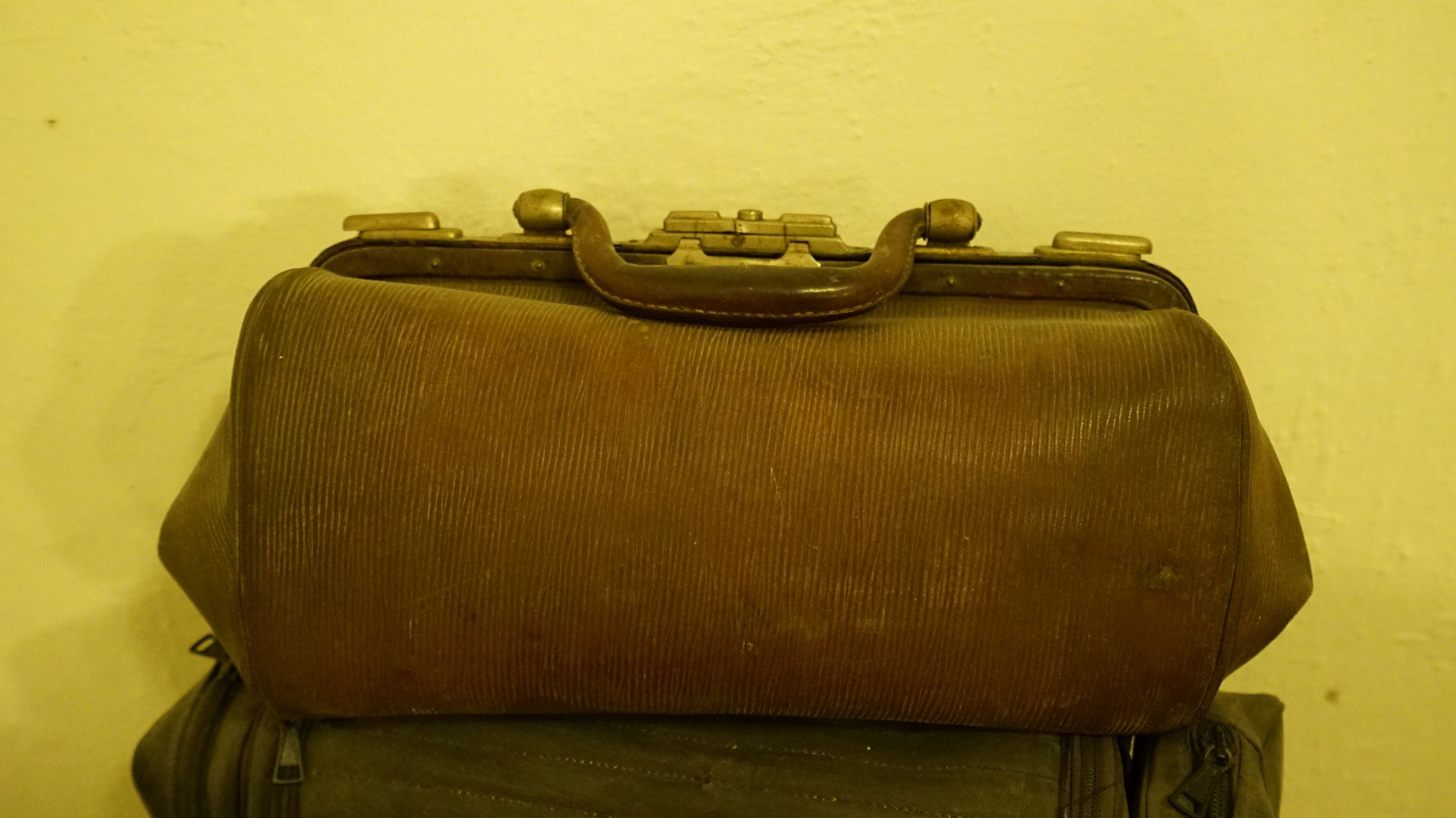 Orvosi táska (Sziklakórház Atombunker Múzeum CC BY-NC-SA)