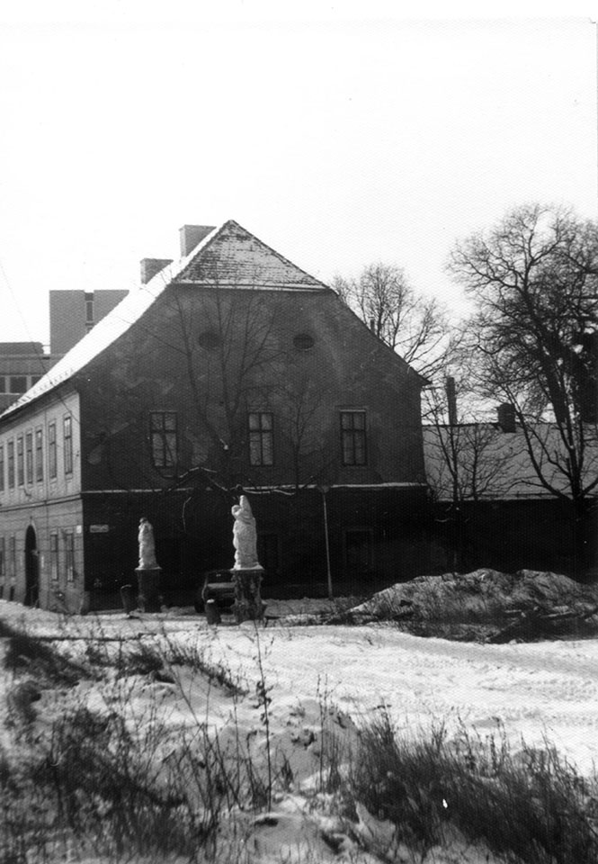 Óbudai utcakép háttérben a katolikus plébánia épületével (Óbudai Múzeum CC BY-NC-SA)