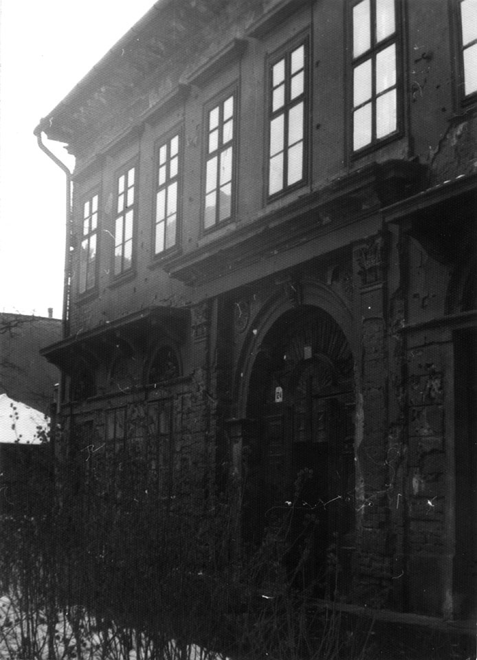 Óbudai utcakép romos állapotú lakóházzal (Óbudai Múzeum CC BY-NC-SA)