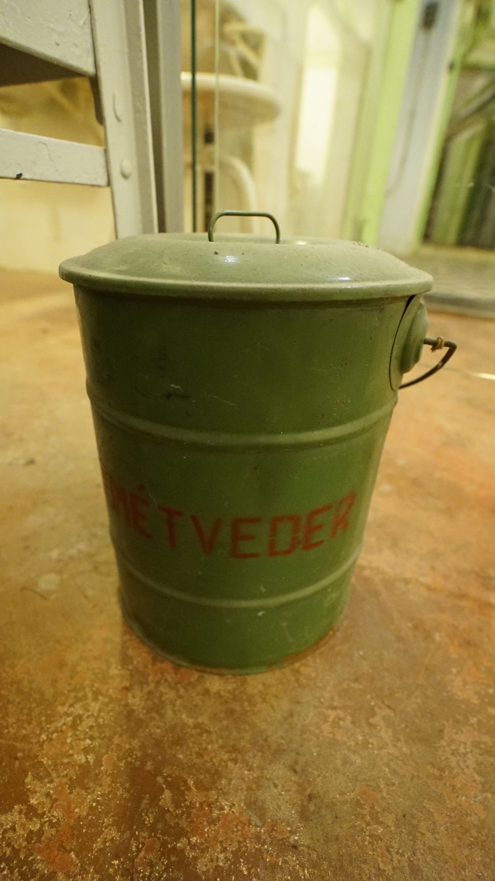 Zöld szemetes vödör (Sziklakórház Atombunker Múzeum CC BY-NC-SA)