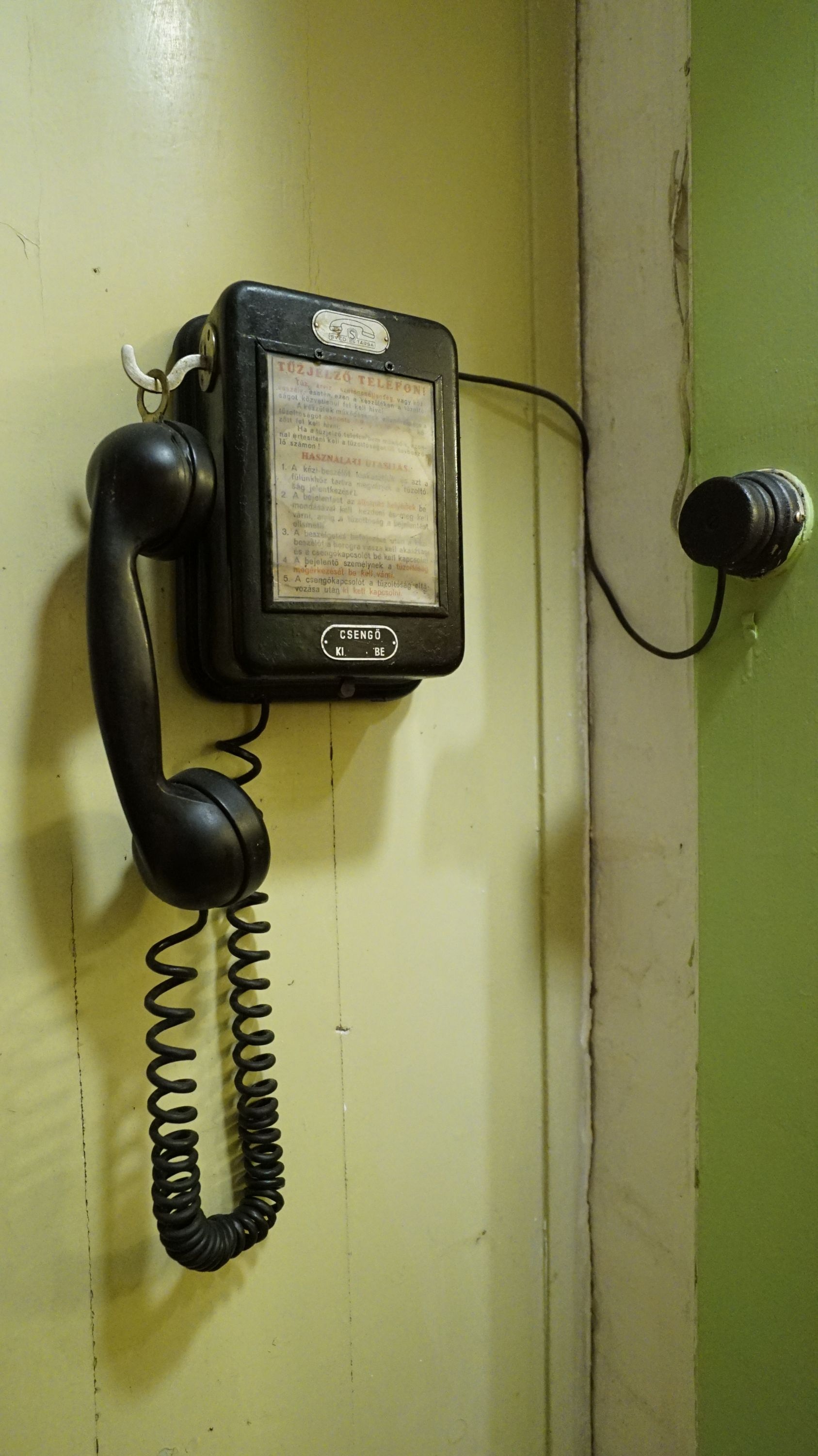 Tűzjelző telefon (Sziklakórház Atombunker Múzeum CC BY-NC-SA)