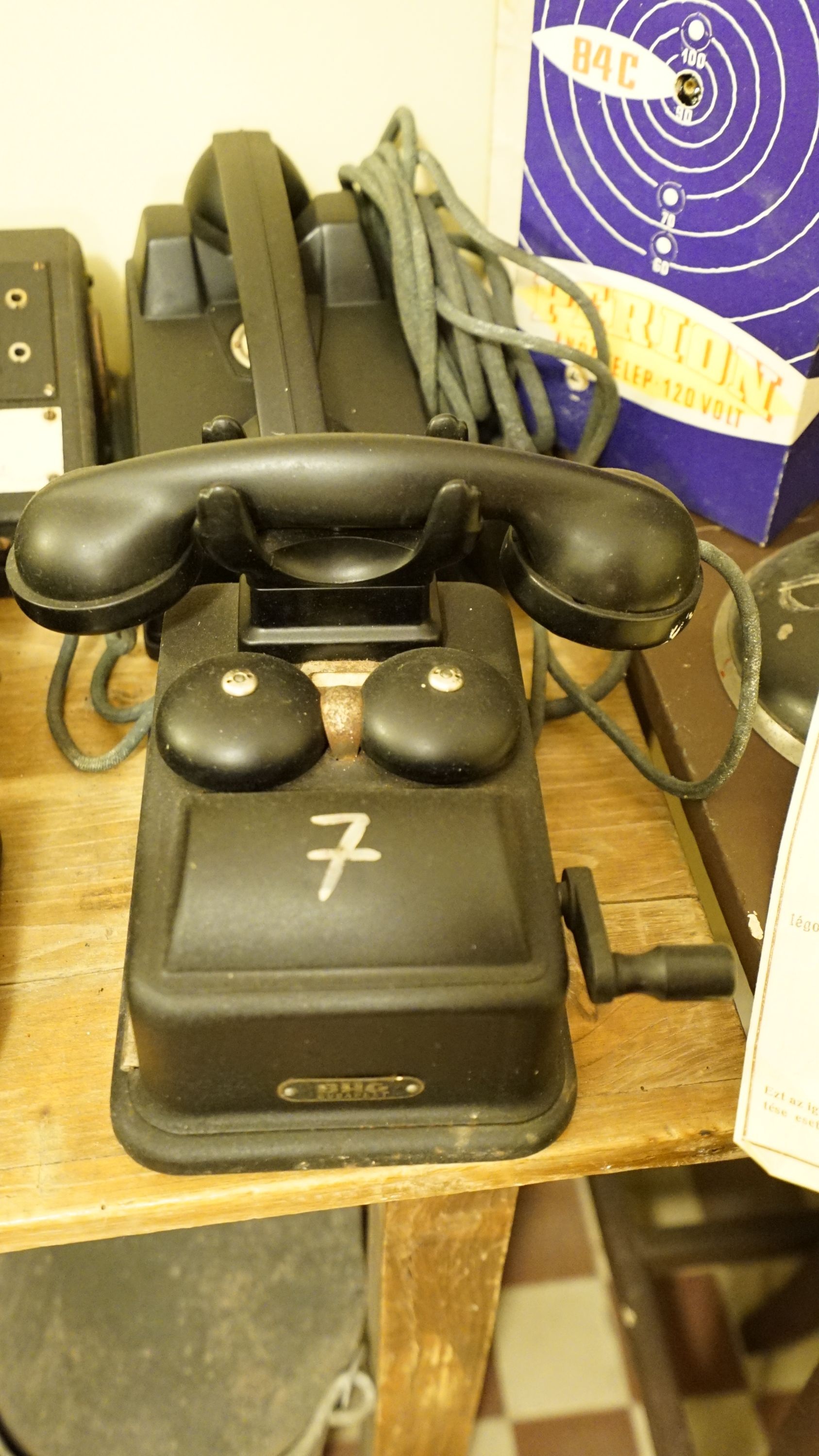 Indukciós telefonkészülék (Sziklakórház Atombunker Múzeum CC BY-NC-SA)