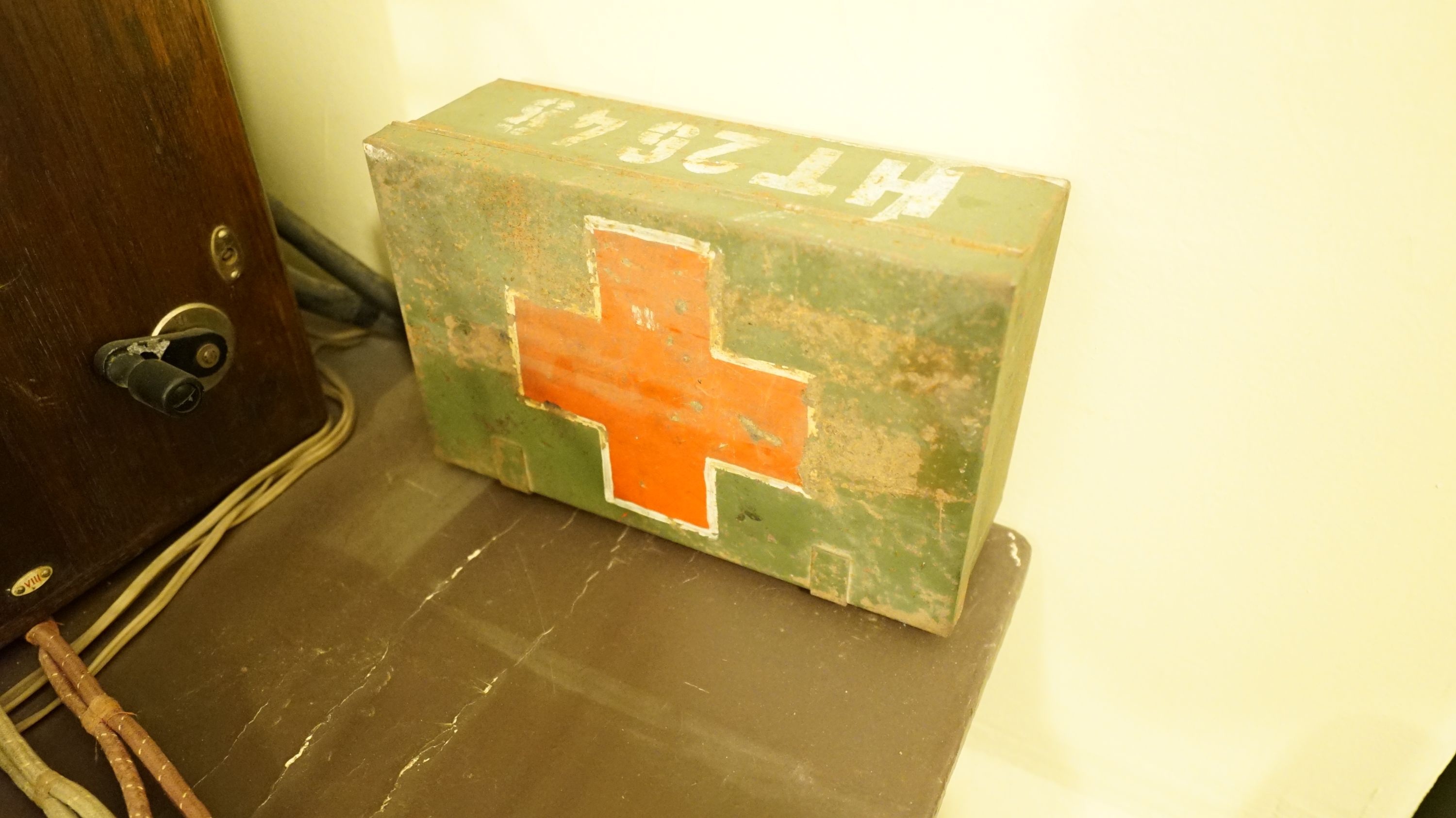 Elsősegélydoboz (Sziklakórház Atombunker Múzeum CC BY-NC-SA)