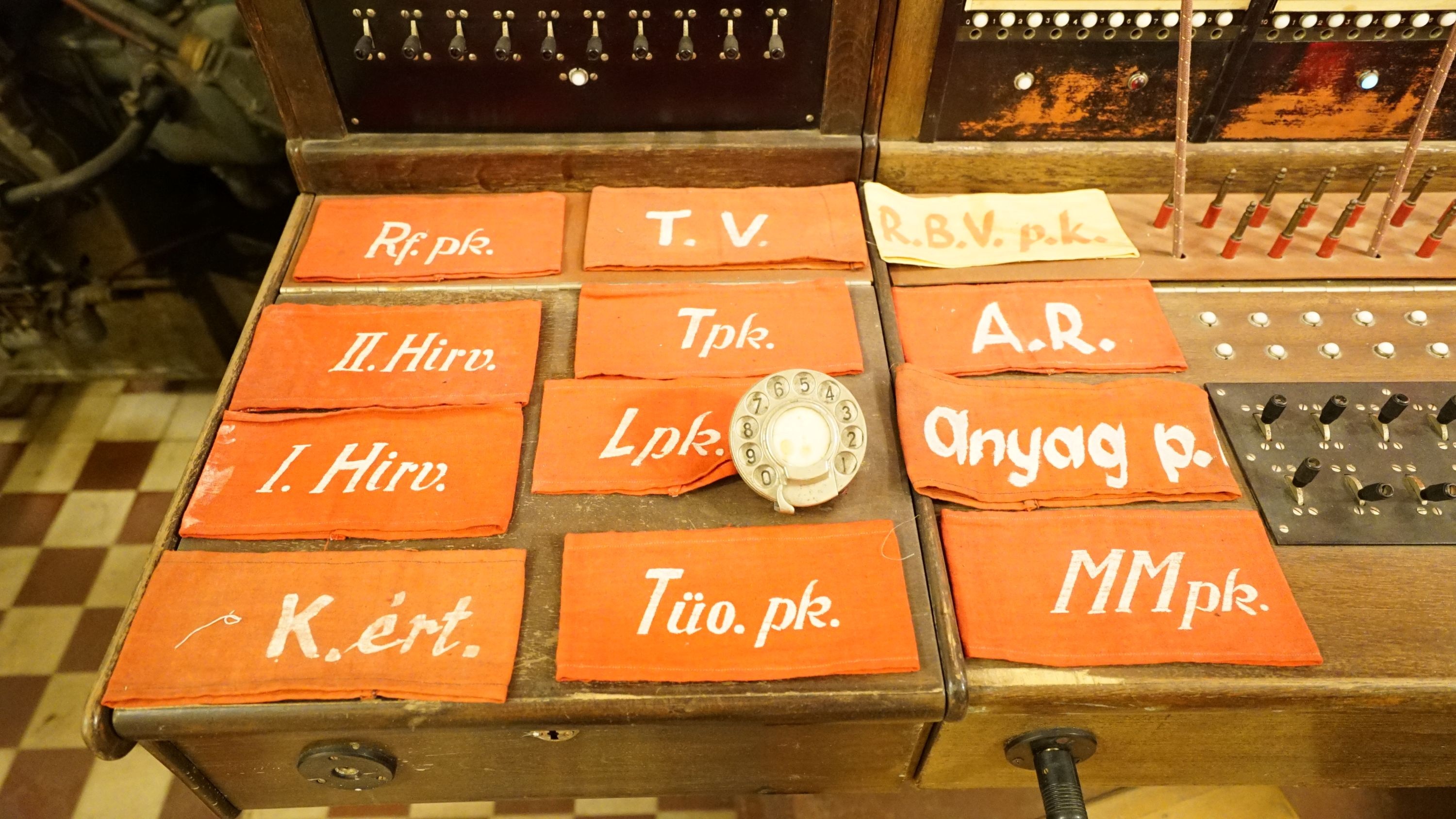 Légoltalmi karszalagok (Sziklakórház Atombunker Múzeum CC BY-NC-SA)