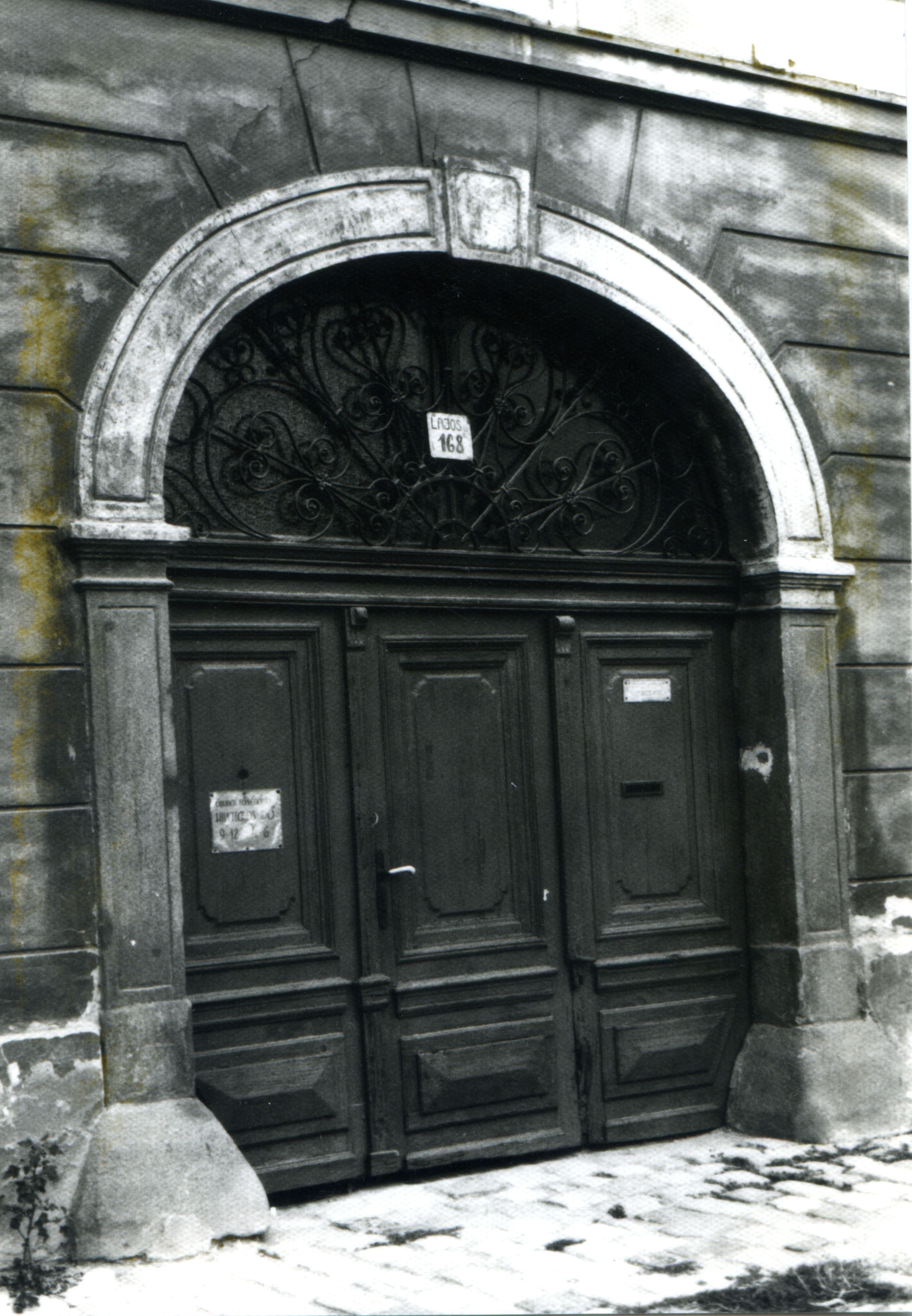 Plébánia bejárati kapuzatáról készített felvétel (Óbudai Múzeum CC BY-NC-SA)