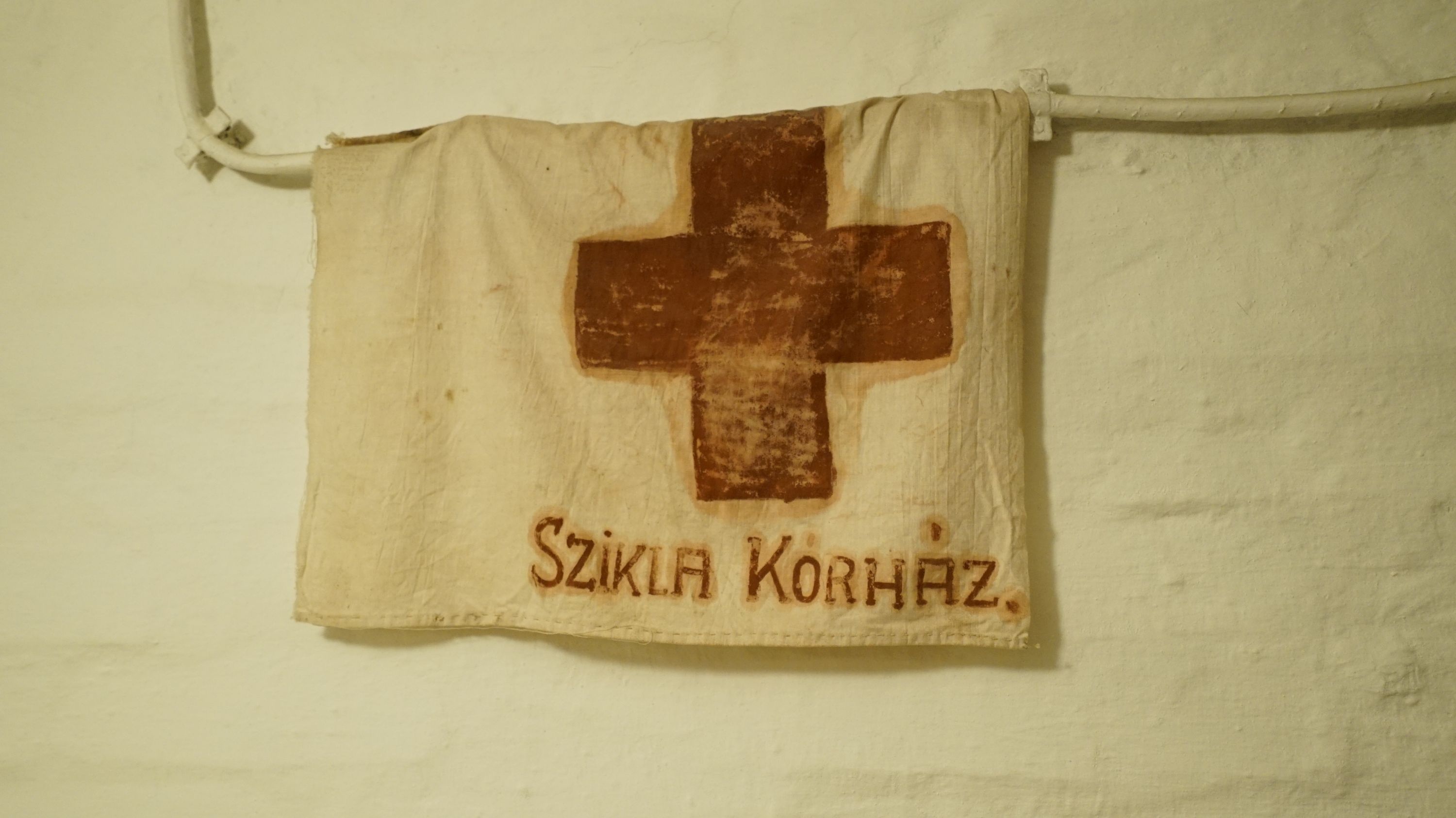 Vöröskeresztes zászló (Sziklakórház Atombunker Múzeum CC BY-NC-SA)