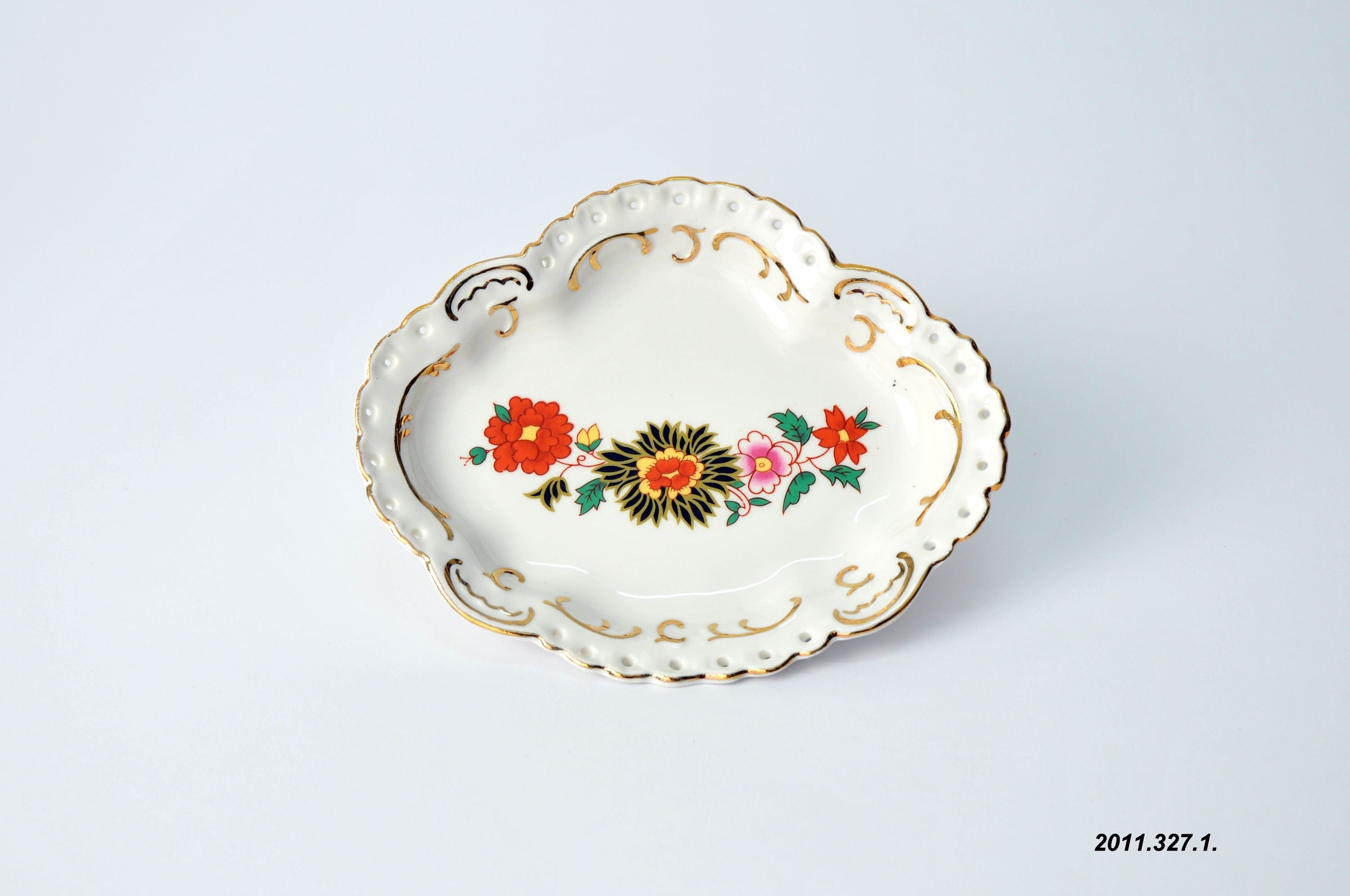 Porcelán hamutartó, virágfüzéres díszítéssel, az Aquincumi Porcelángyár terméke (Óbudai Múzeum CC BY-NC-SA)