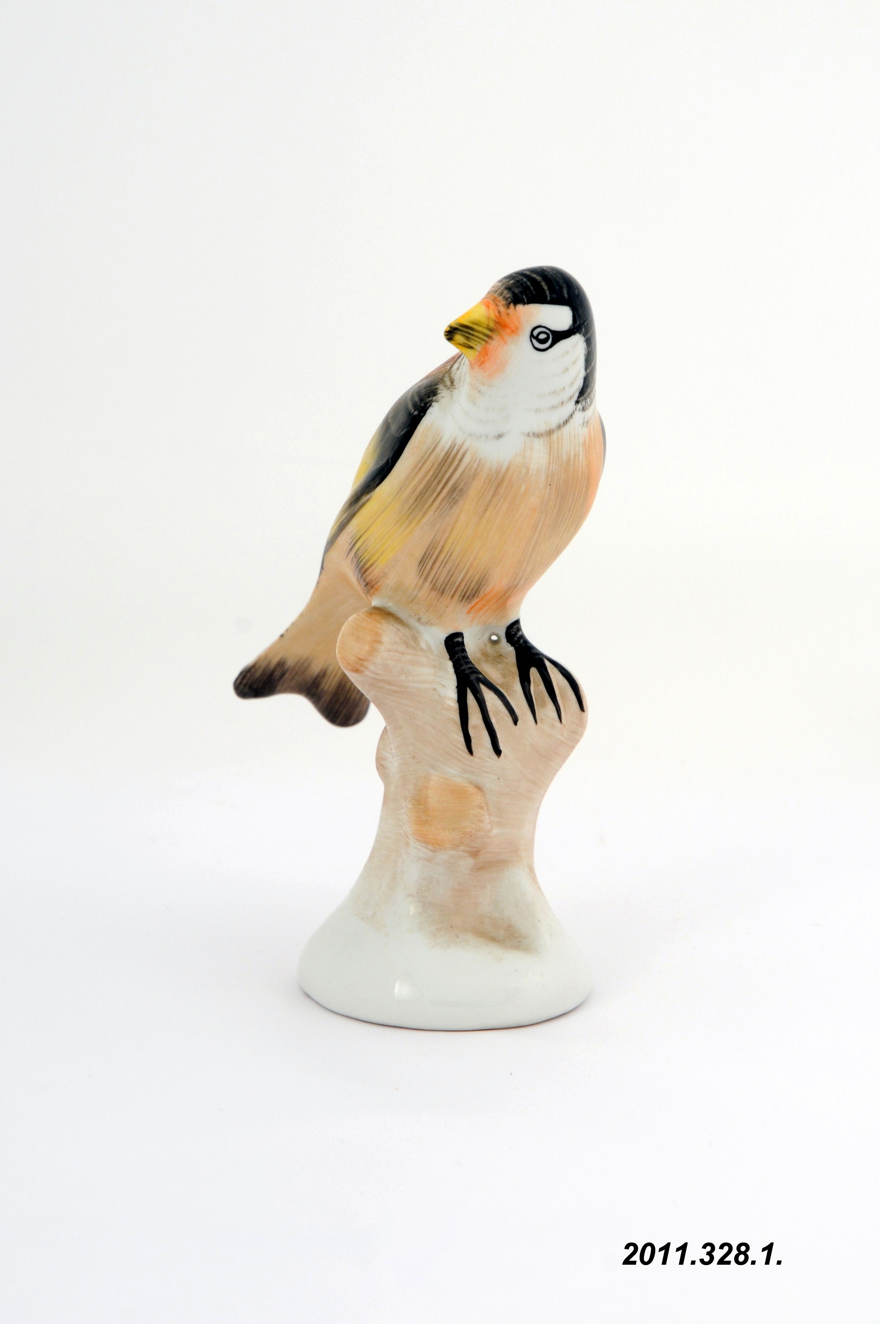 Porcelán dísztárgy, ágon ülő madárka, az Aquincumi Porcelángyár terméke (Óbudai Múzeum CC BY-NC-SA)