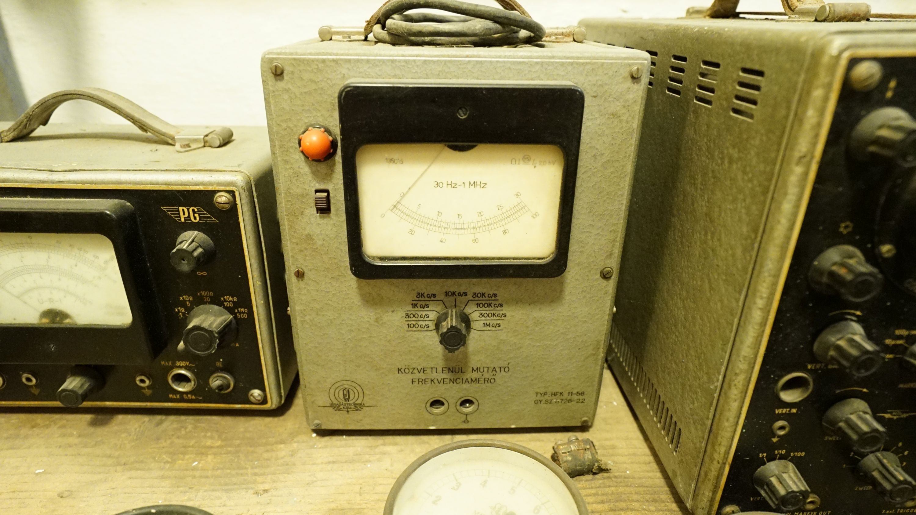 Frekvenciamérő (Sziklakórház Atombunker Múzeum CC BY-NC-SA)