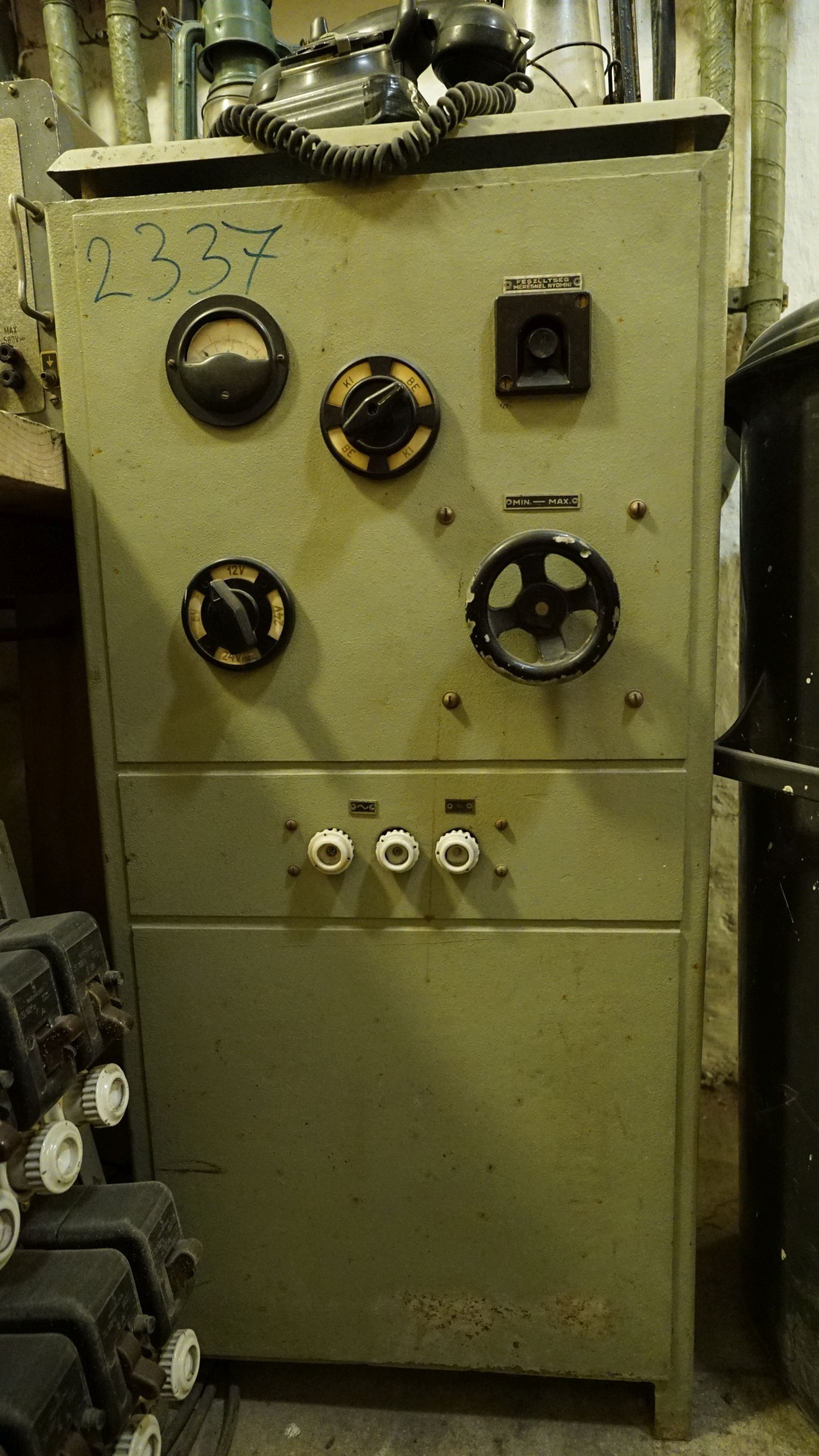 Akkumulátor töltő egység (Sziklakórház Atombunker Múzeum CC BY-NC-SA)