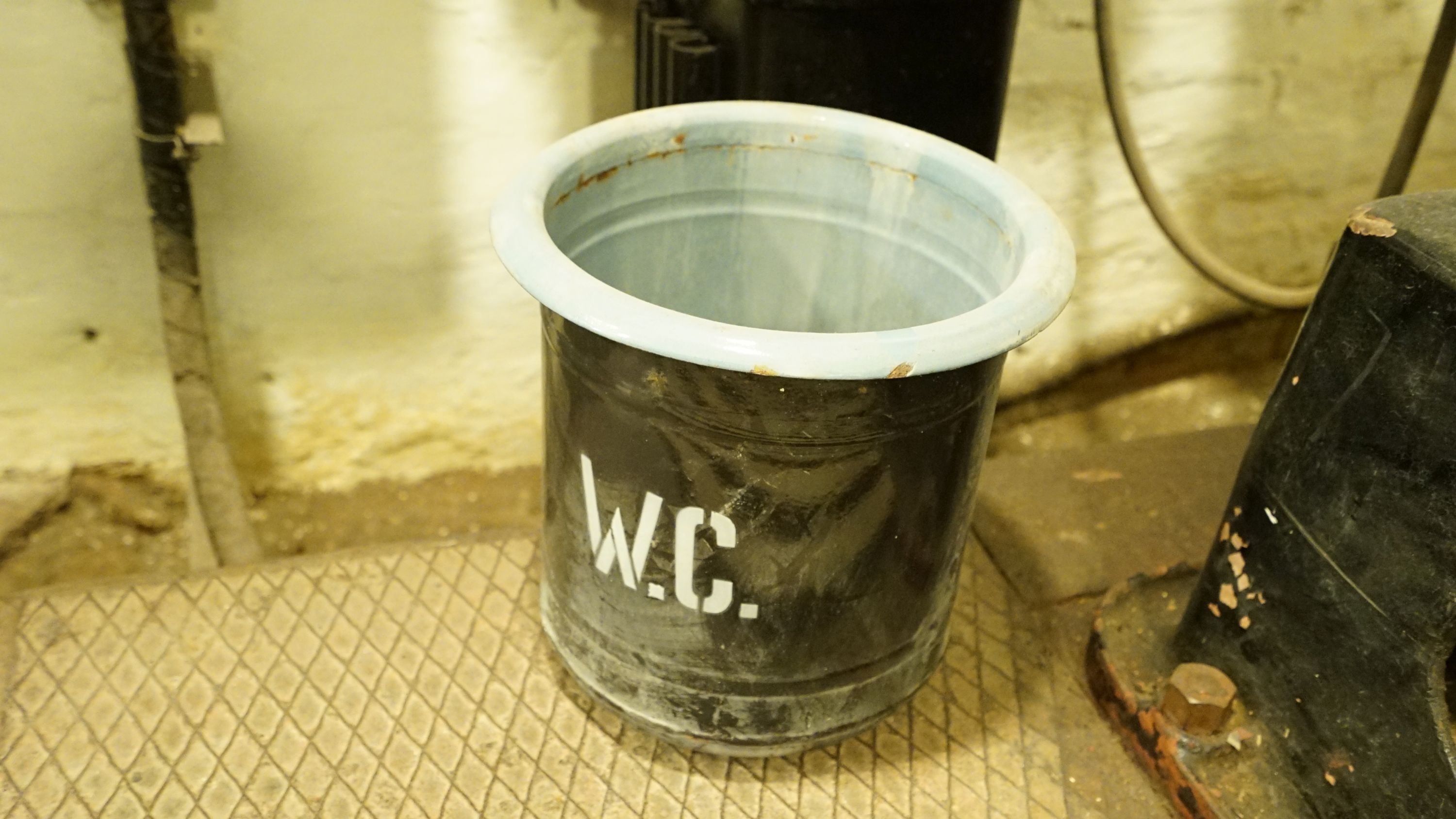 Tábori WC (Sziklakórház Atombunker Múzeum CC BY-NC-SA)