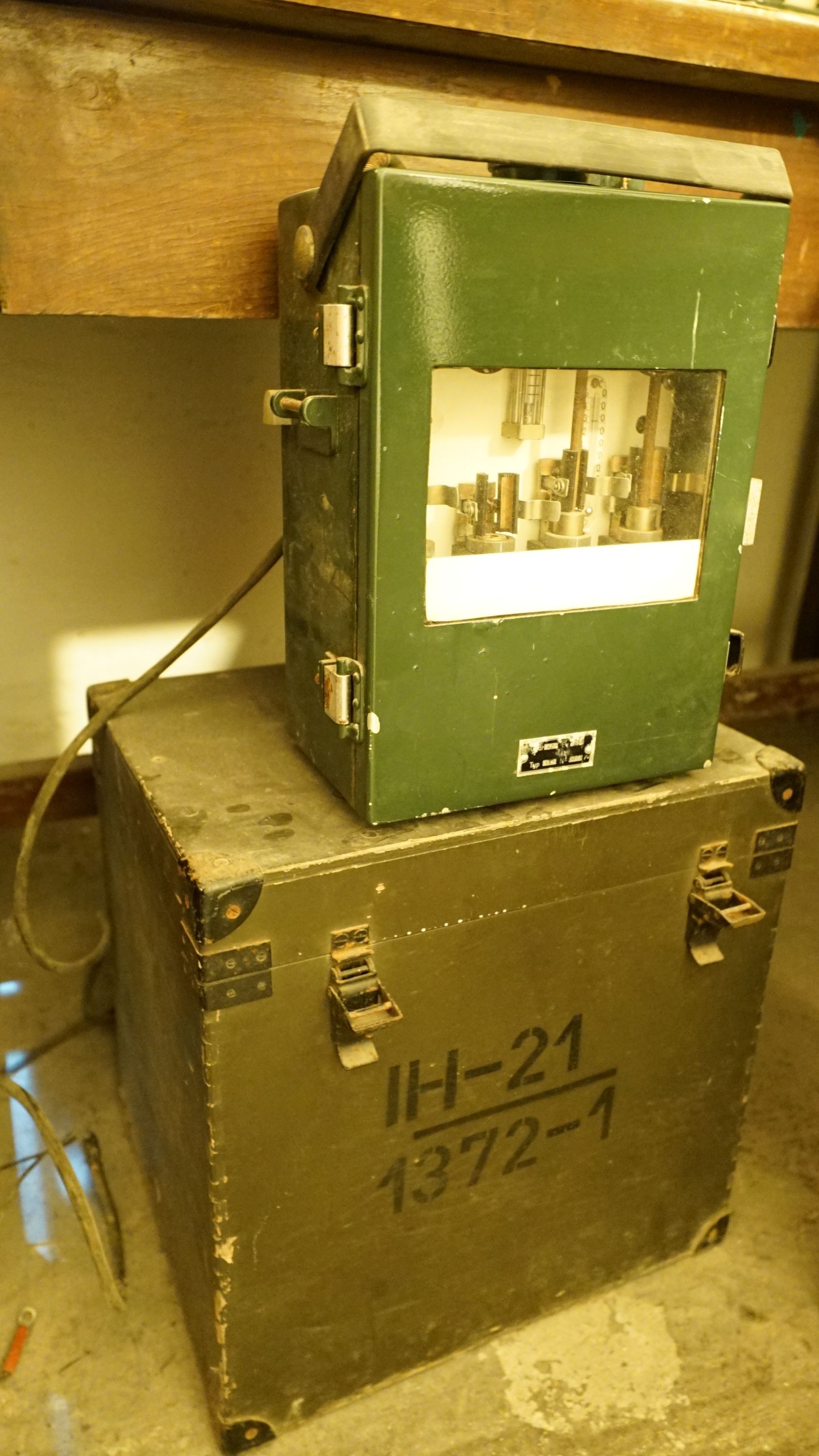Sugárzásmérő dobozzal (Sziklakórház Atombunker Múzeum CC BY-NC-SA)