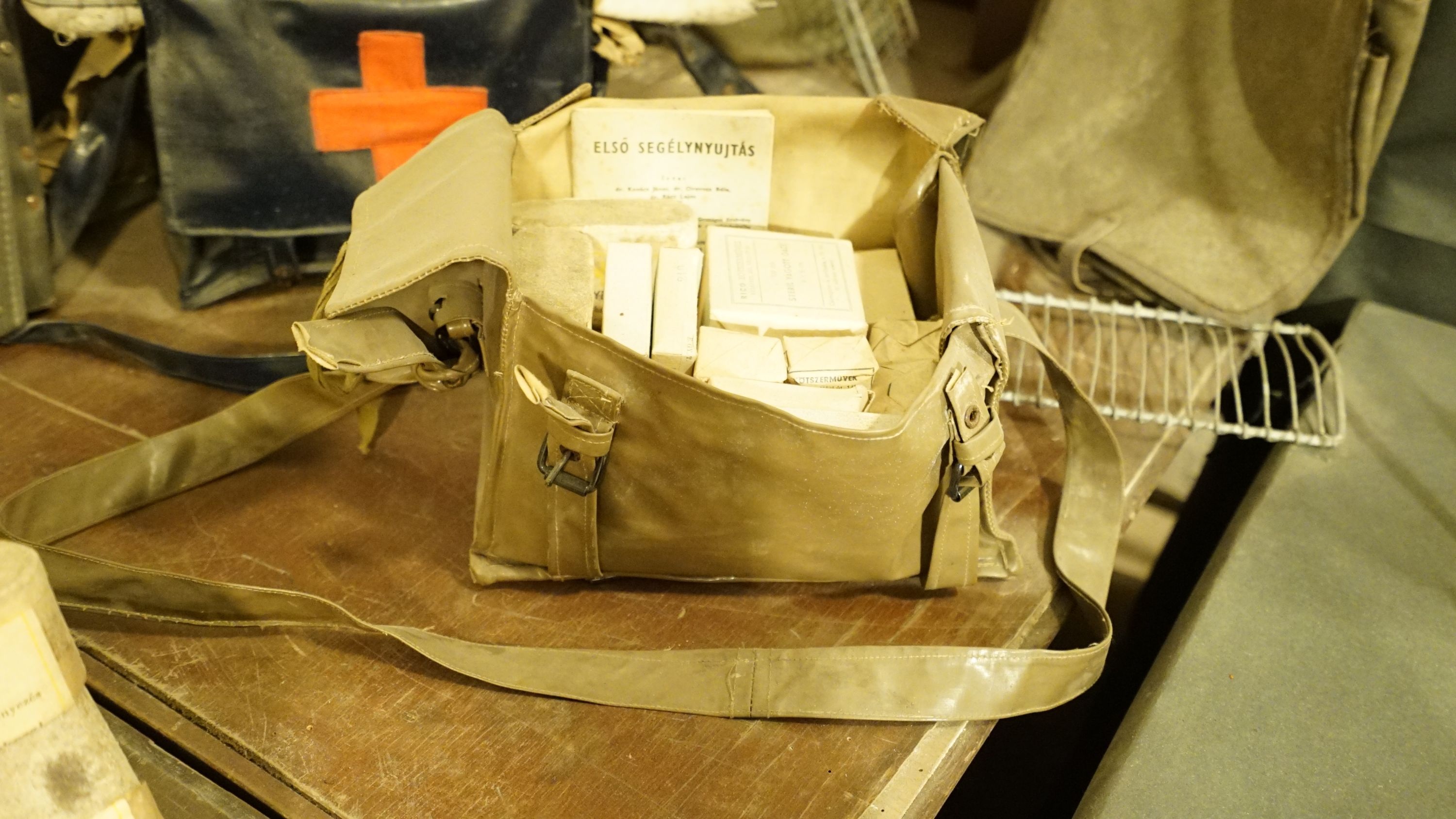 Elsősegély-táska (Sziklakórház Atombunker Múzeum CC BY-NC-SA)